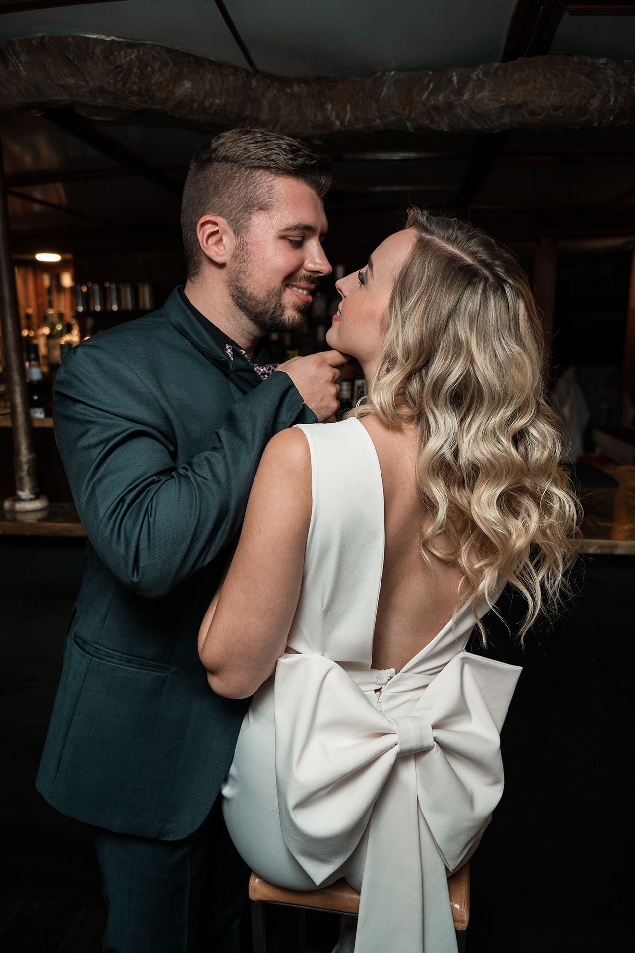 Hochzeitsfotograf Frankfurt, Braut mit Rücken zur Kamera, Bräutigam schaut sie liebevoll an