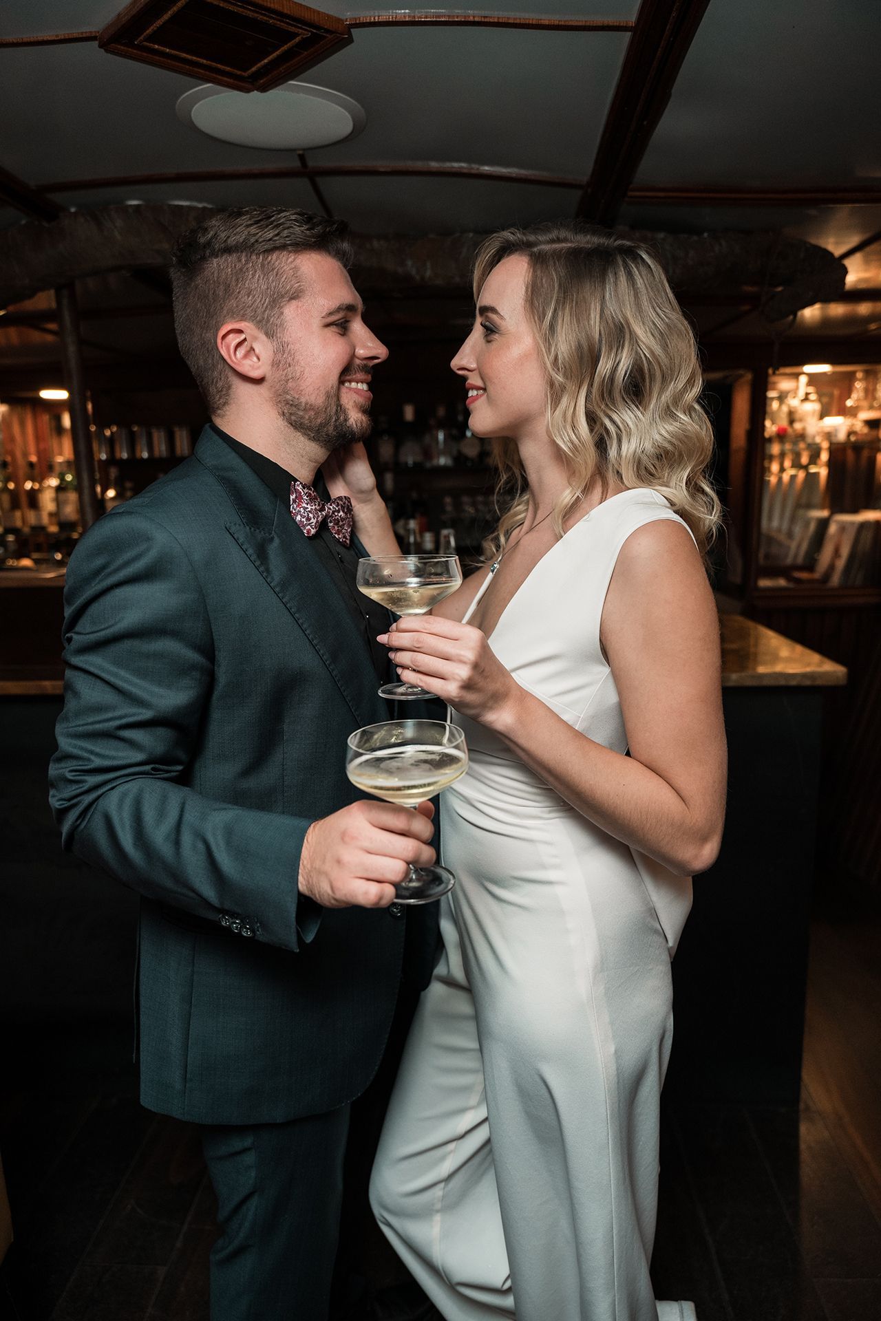 Hochzeitspaar trinkt Sekt in einer Bar in Frankfurt während der Hochzeitsparty