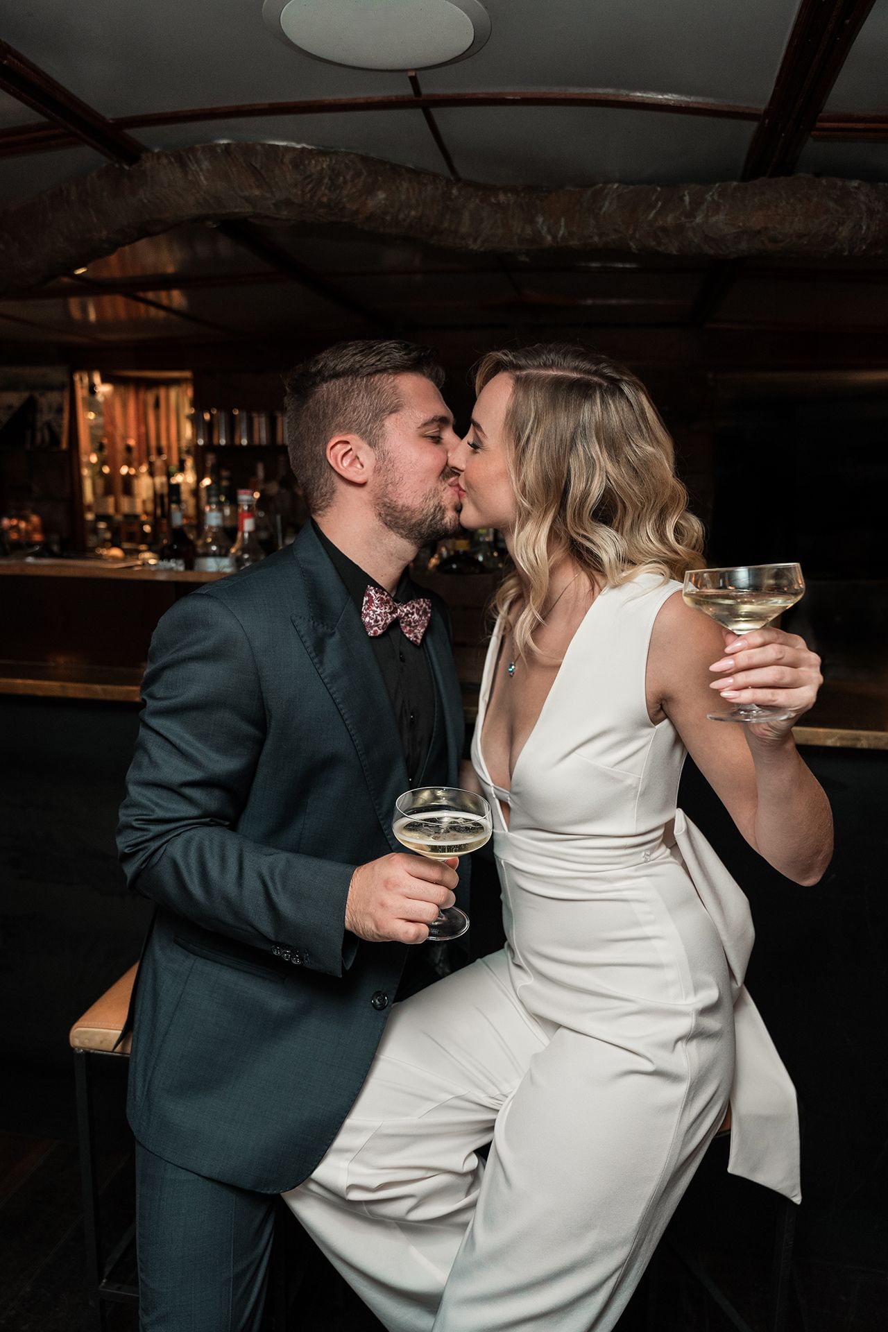 Braut und Bräutigam teilen einen romantischen Kuss während des Brautpaar Shootings in Frankfurt, voller Zuneigung