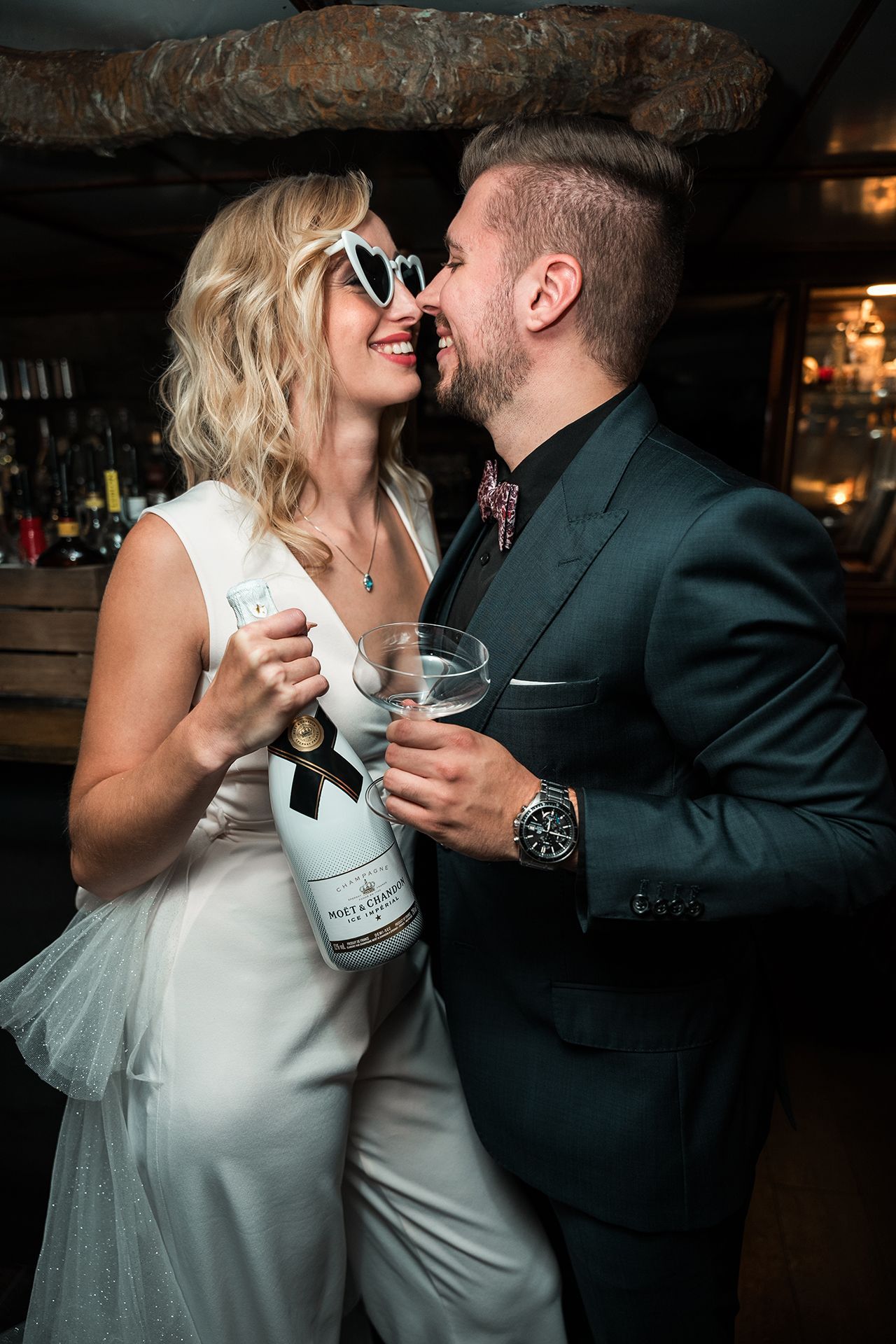 Partyfoto vom Brautpaar während der Hochzeitsparty in voller Feierlaune