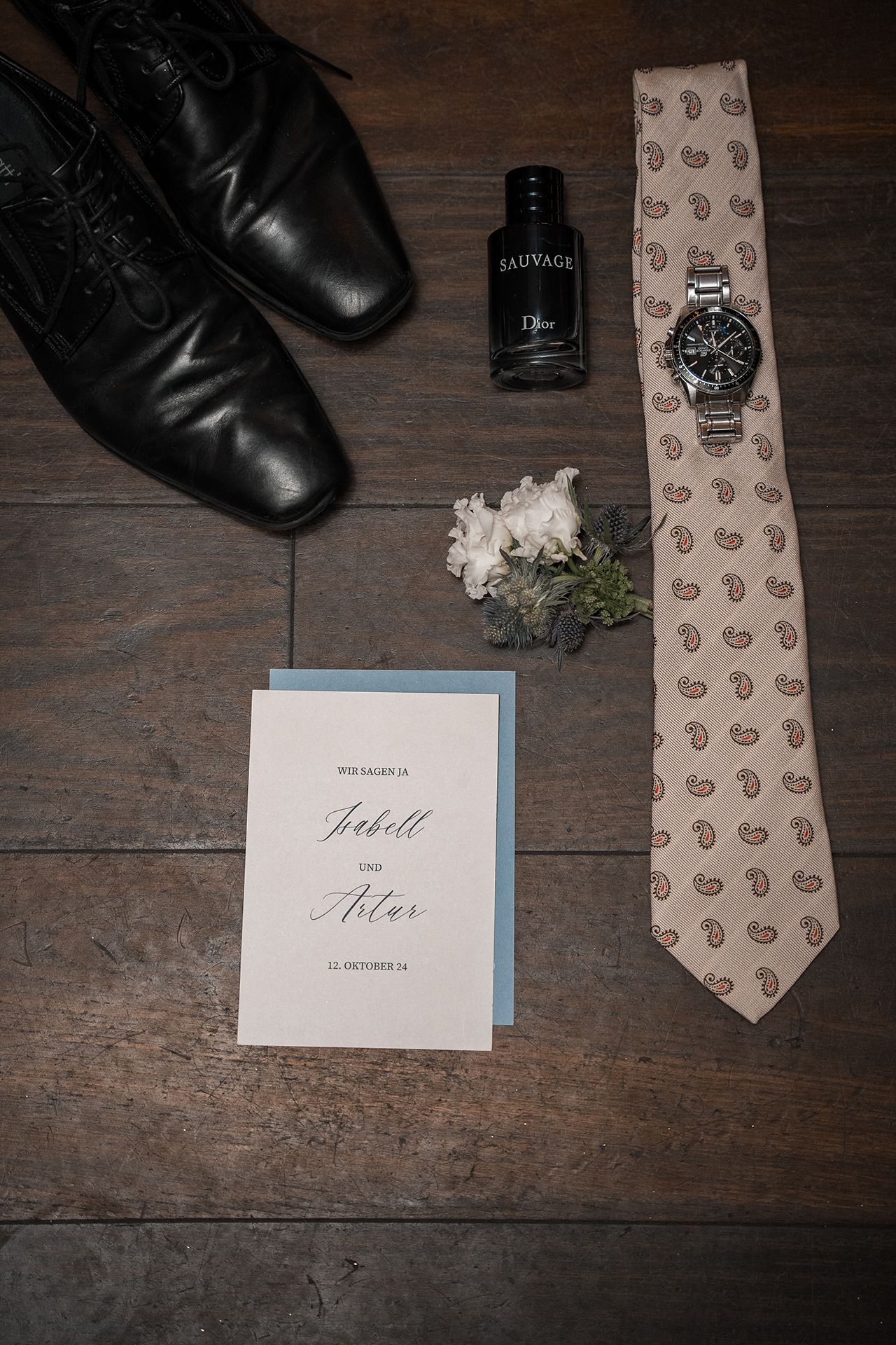 Flat Lay von Einladungskarten und Hochzeitsdetails für die Hochzeit in Frankfurt