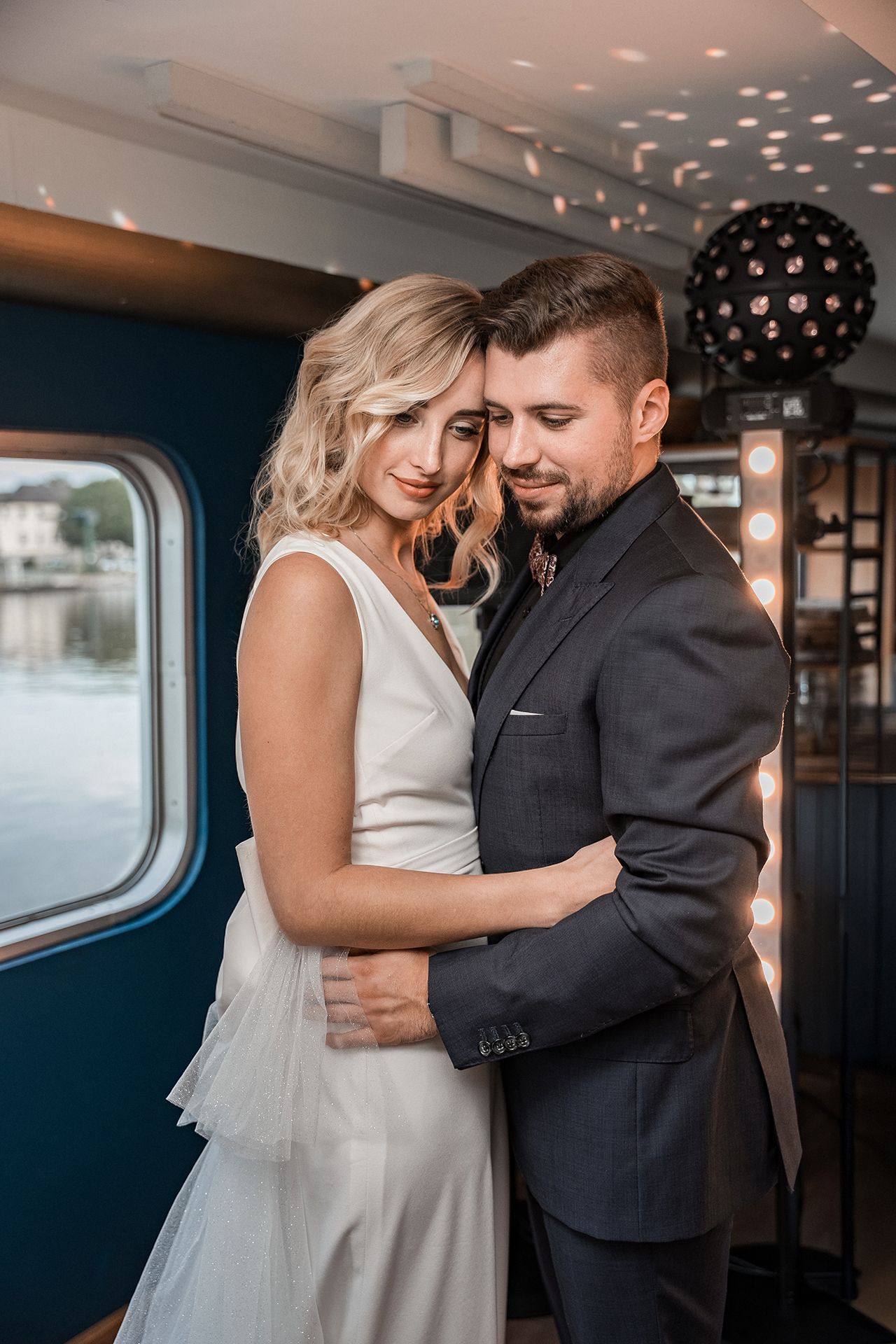 Braut und Bräutigam tanzen glücklich während ihres Brautpaar Shootings in Frankfurt