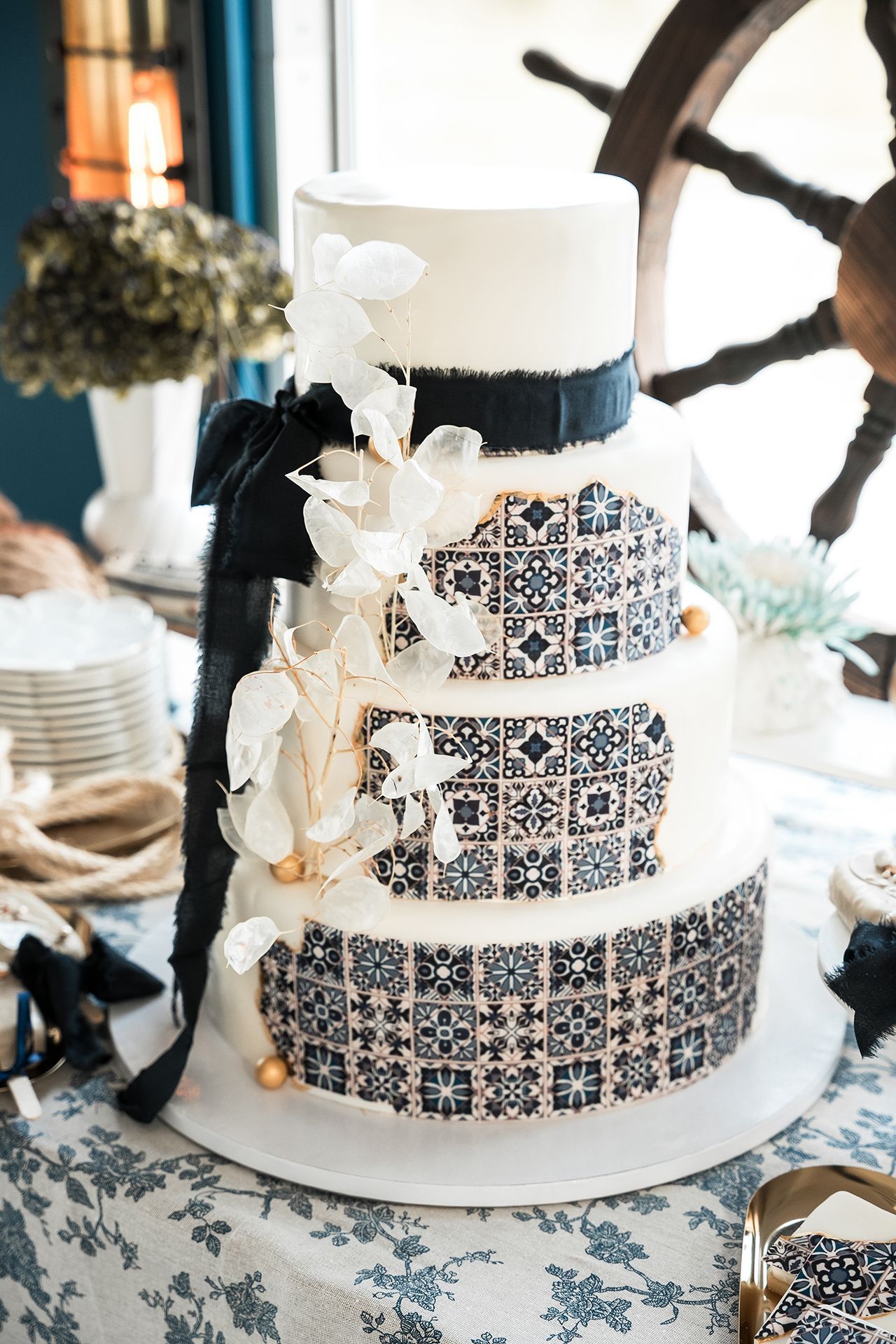 Besondere Hochzeitstorte in Blau und Weiß für elegante Hochzeitsfeier in Frankfurt