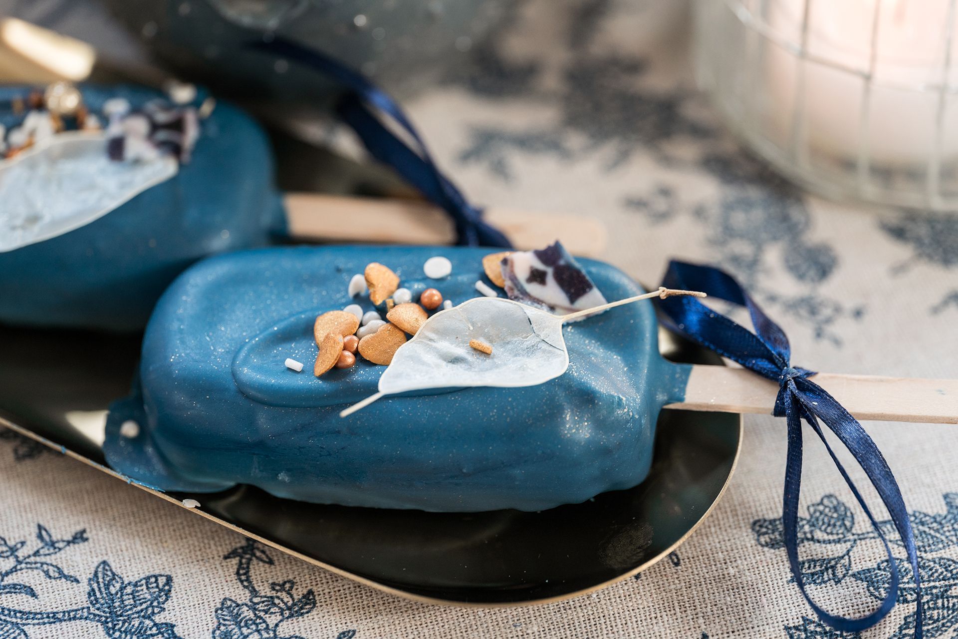 Cake Pops in Blautönen für maritimes Hochzeitsmotto – Hochzeitsfotos Frankfurt