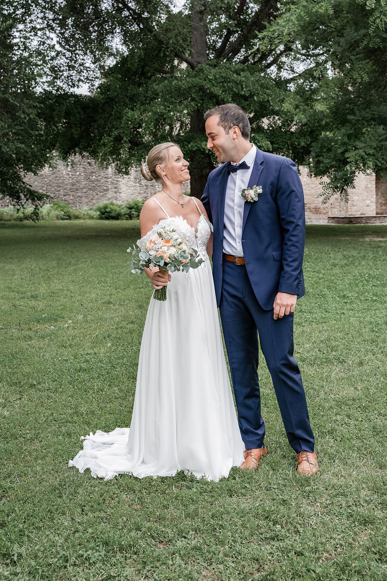 Hochzeitsfotograf Ingelheim, Brautpaar steht im Park und schaut sich verliebt an für Hochzeitsfotos