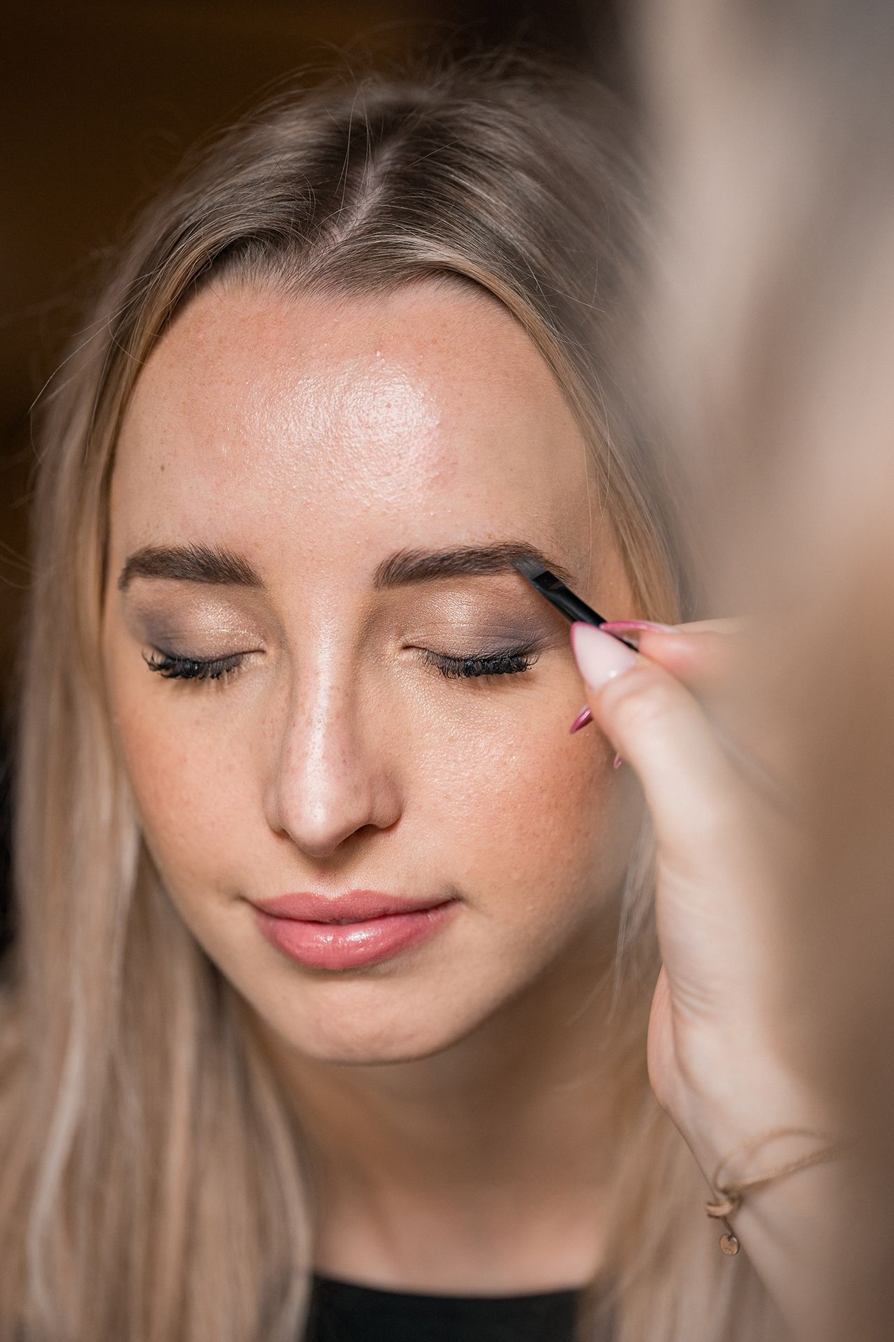 Hochzeitsfotograf Frankfurt, Getting Ready der Braut, Make-up wird für die Hochzeit aufgetragen