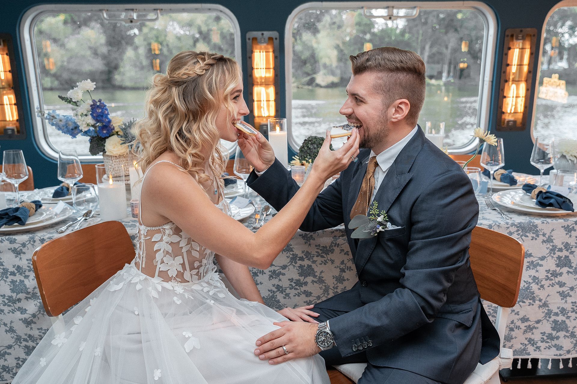 Hochzeitsfotos Frankfurt - Brautpaar auf Schiff beide beißen in Kekse, die sie sich gegenseitig hinhalten