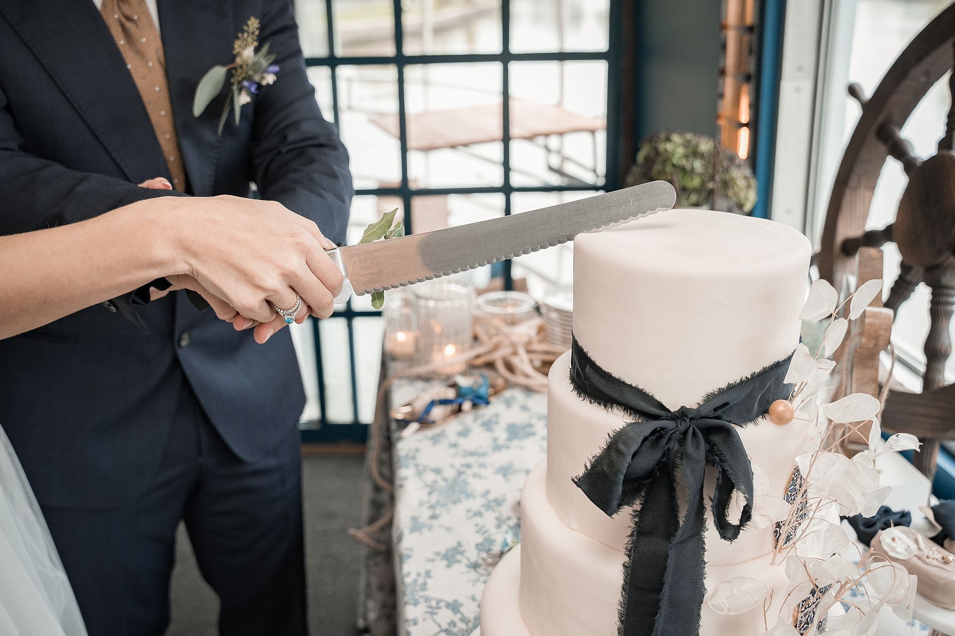 Tortenanschnitt auf der Backschaft in Frankfurt während der Hochzeit auf dem Wasser