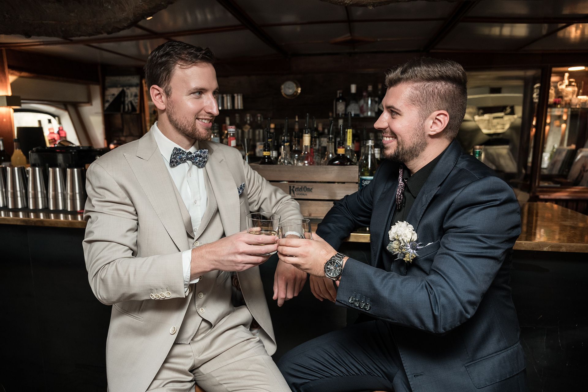 Hochzeitsfotograf Frankfurt, Bräutigam und Trauzeuge stoßen in einer Bar auf die Hochzeit an