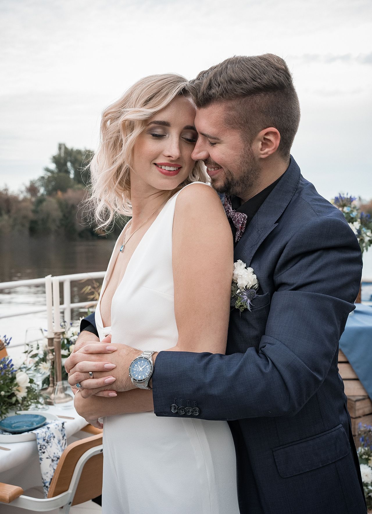 Brautpaar auf Schiffsdeck in inniger Umarmung – Hochzeitsfotos Frankfurt