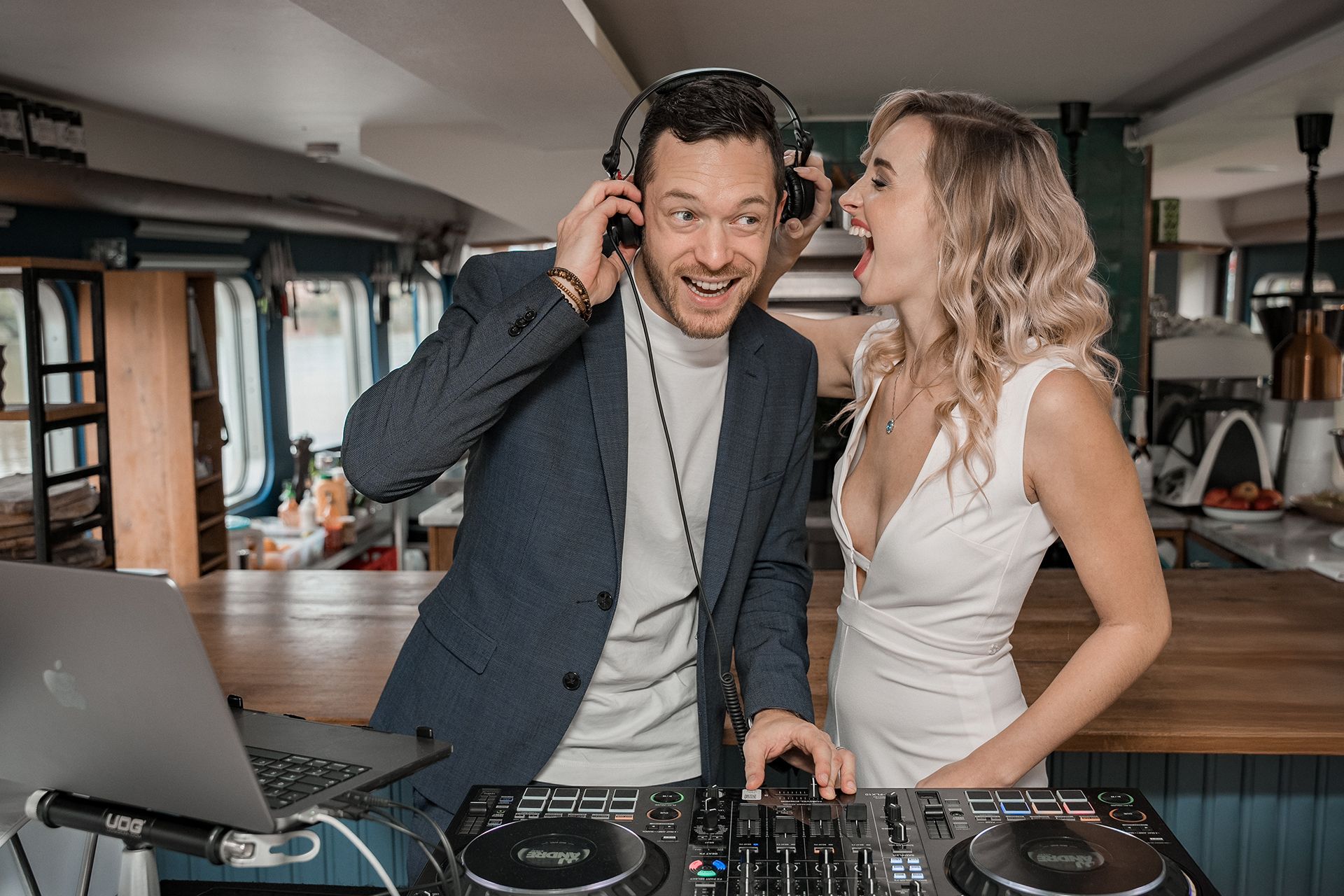 Braut hebt Kopfhörer vom DJ und schreit ihm während der Hochzeitsparty ins Ohr