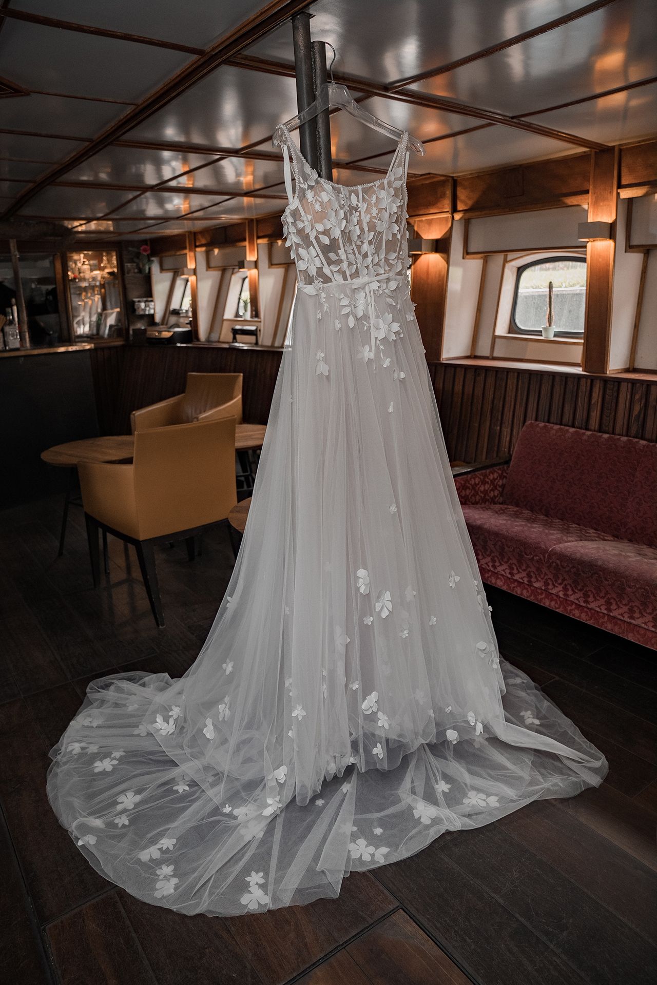 Brautkleid hängt im Raum während des Getting Ready für die Hochzeit in Frankfurt
