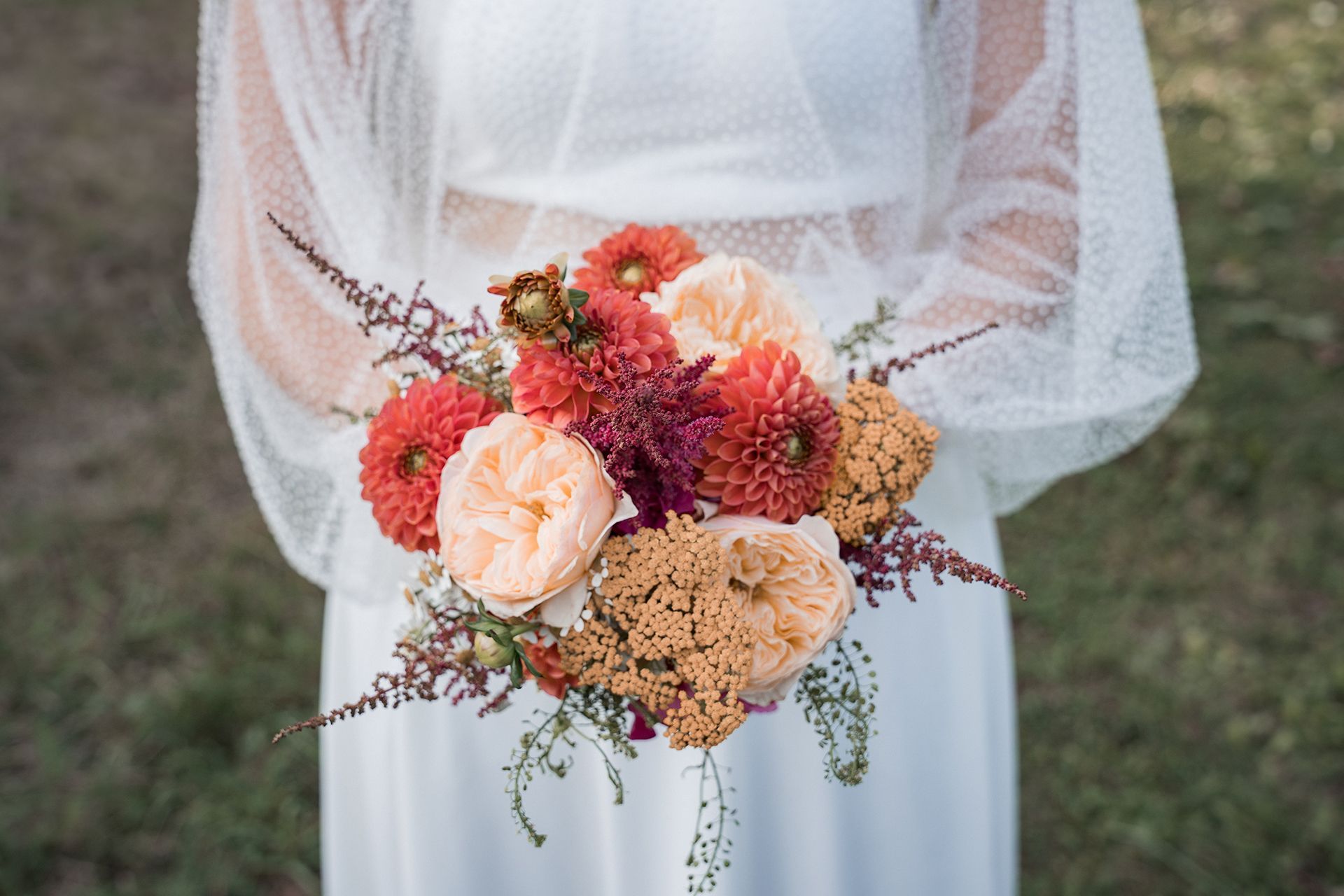 Hochzeitsfotos Mainz, Brautstrauß in warmen Farben gehalten von der Braut.