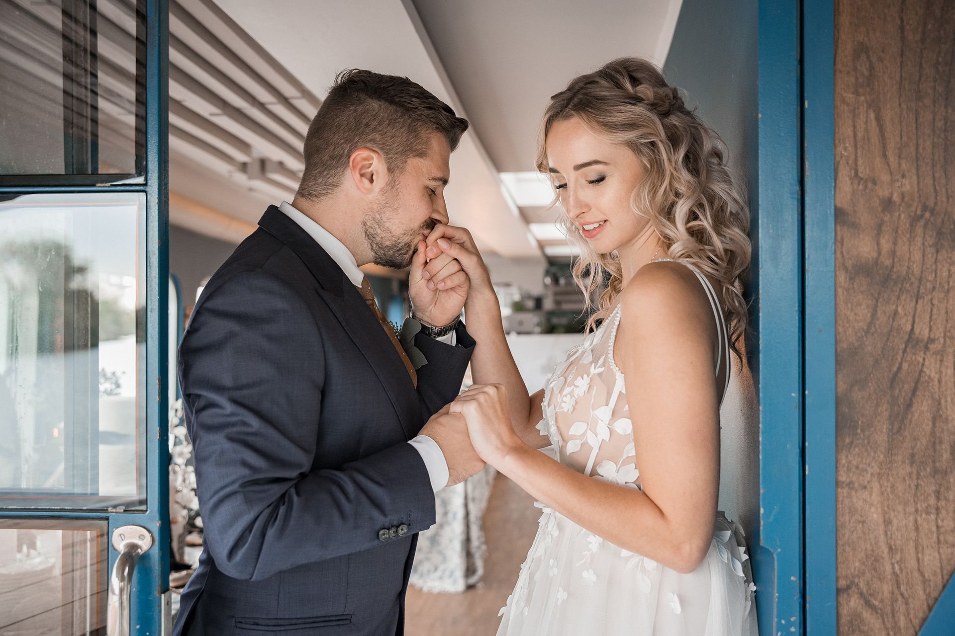 Bräutigam küsst Hand der Braut bei Hochzeit in Frankfurt