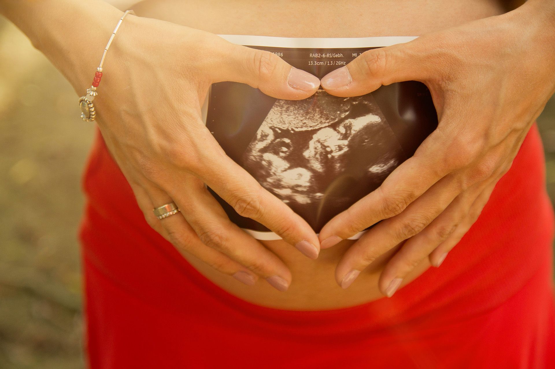 Babybauch Fotos in Wiesbaden – Mutter hält Ultraschallbild auf Bauch