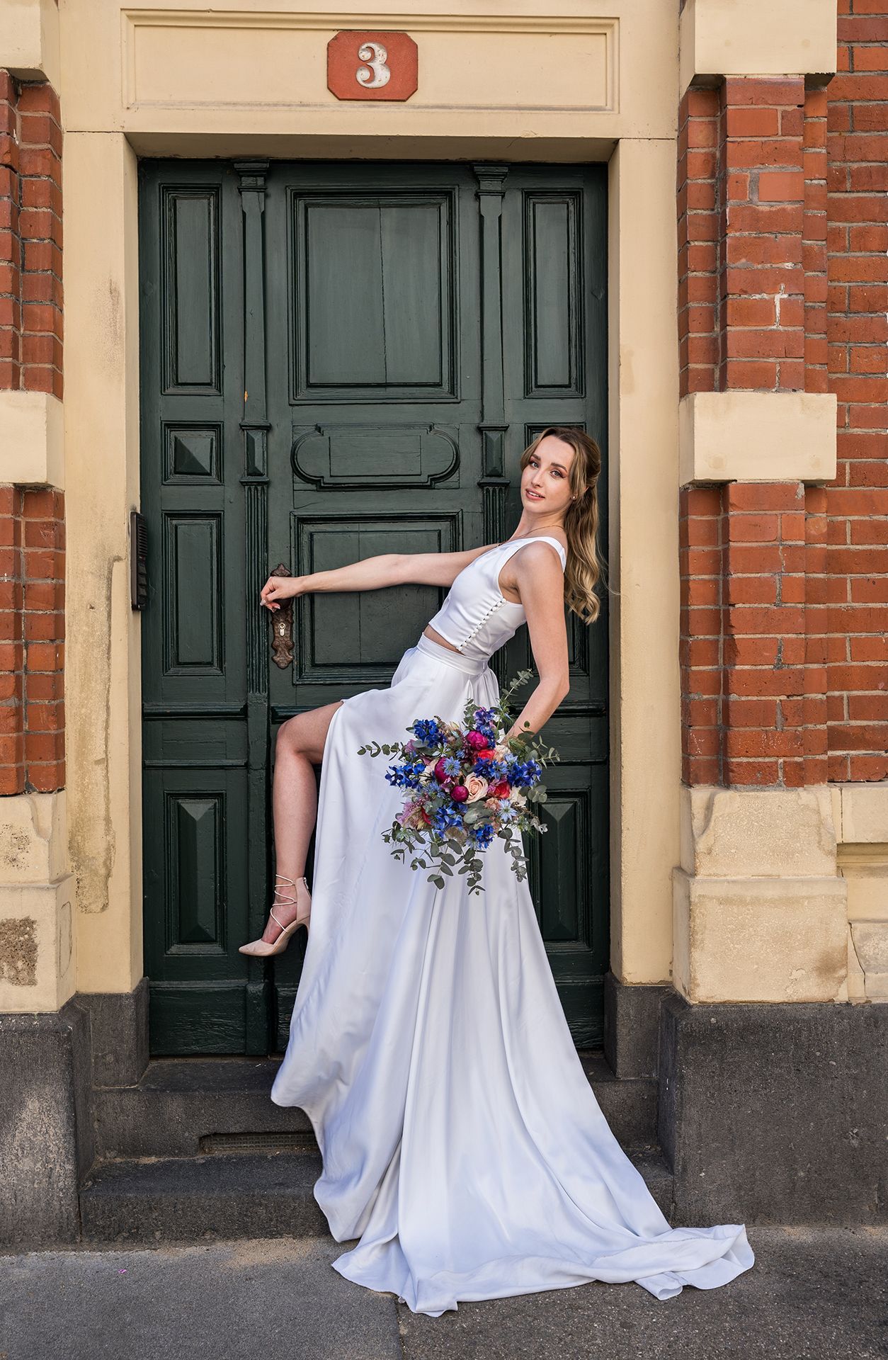 Hochzeitsfotograf Mainz, Braut vor großer Tür in der Altstadt für romantische Hochzeitsfotos