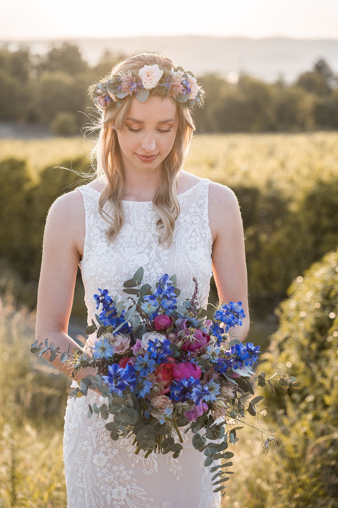 Hochzeitsfotograf Ingelheim, Braut in den Weinbergen während der Golden Hour für Hochzeitsfotos