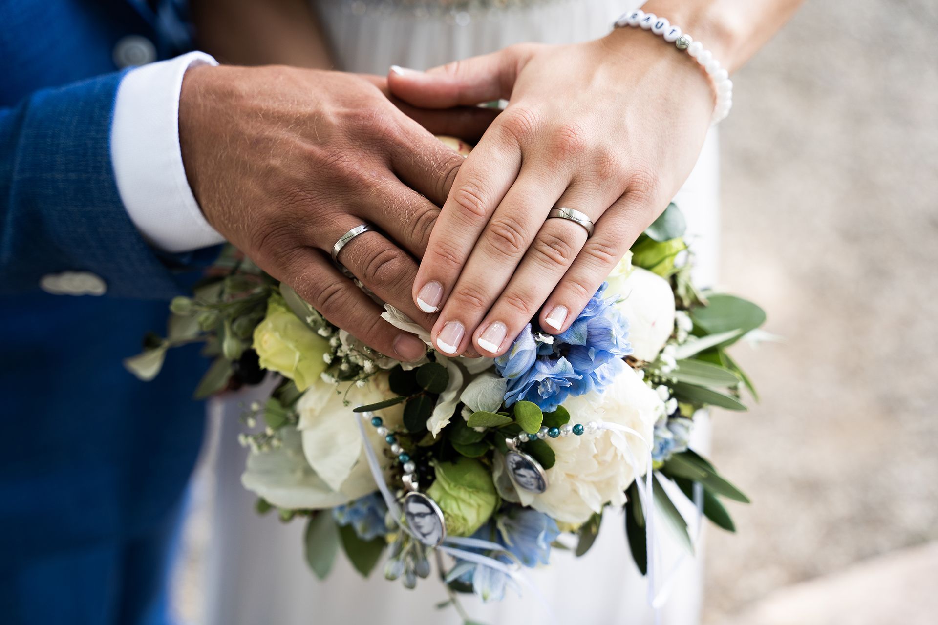 Nahaufnahme des bunten Brautstraußes mit Rosen und den Händen des Paares während des Brautpaar Shootings in Eltville