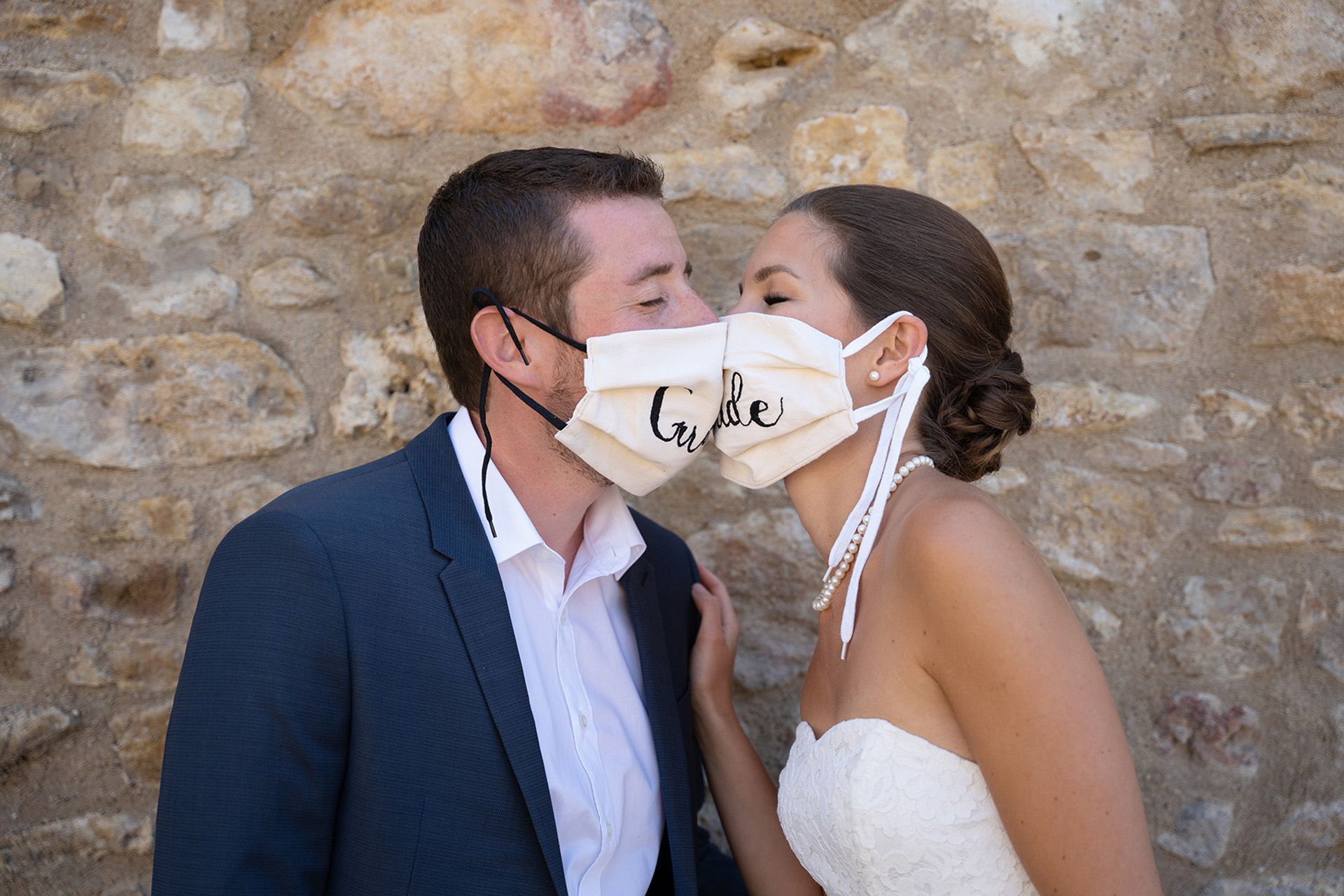 Hochzeitsfotograf Mainz, frisch verheiratetes Paar küsst sich mit handgenähten Coronamasken