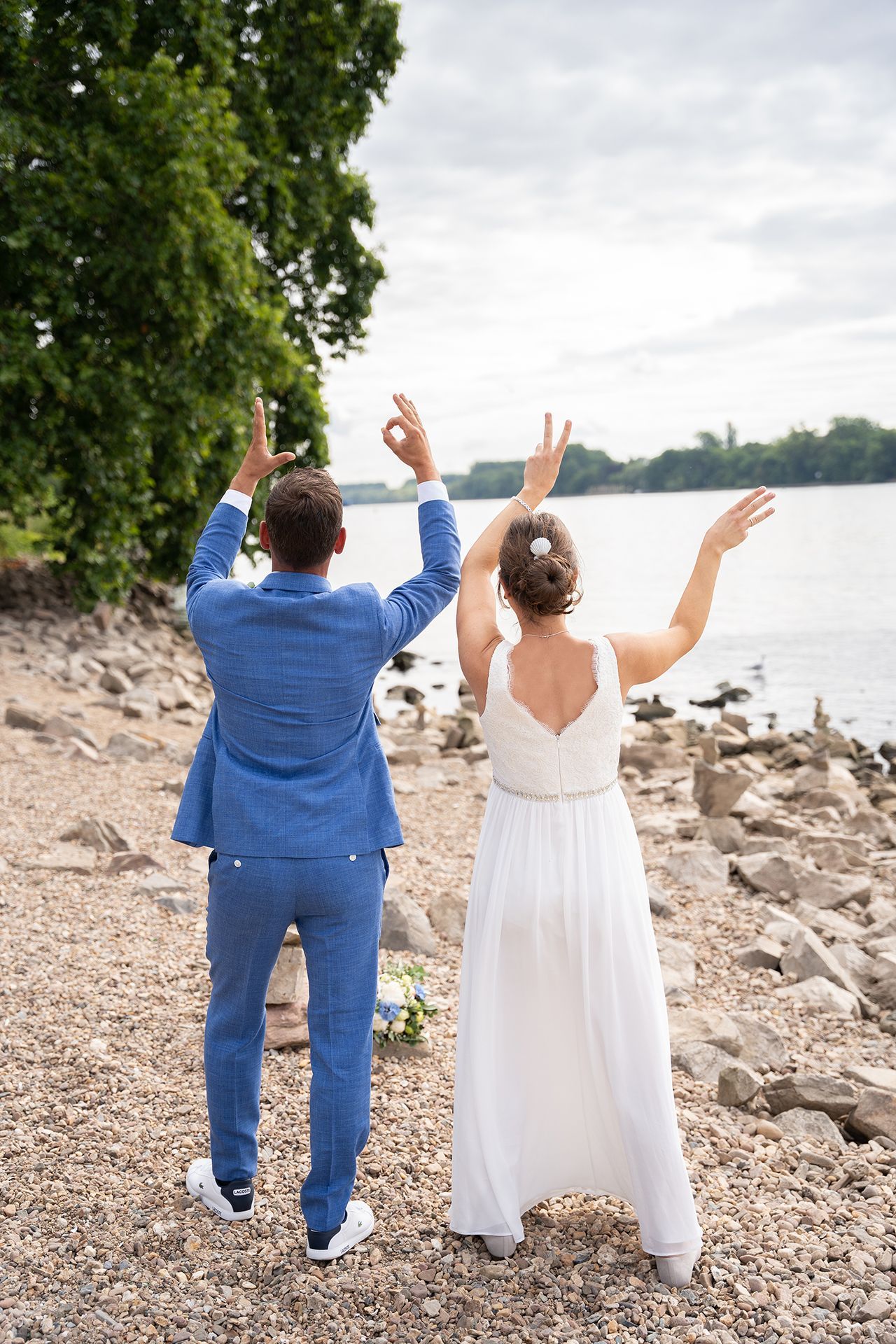 Brautpaar zeigt Love mit den Händen für kreative Hochzeitsfotos in Mainz