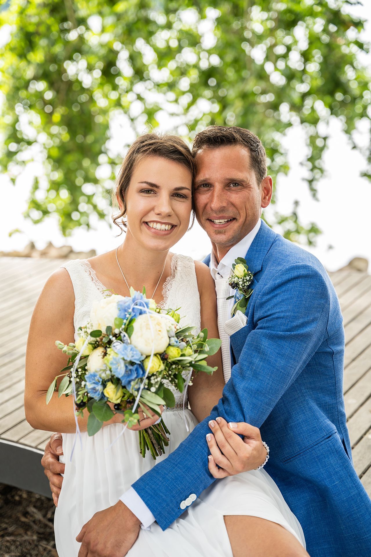 Hochzeitsfotograf Eltville, Brautpaar sitzt am Rheinufer für romantische Hochzeitsfotos