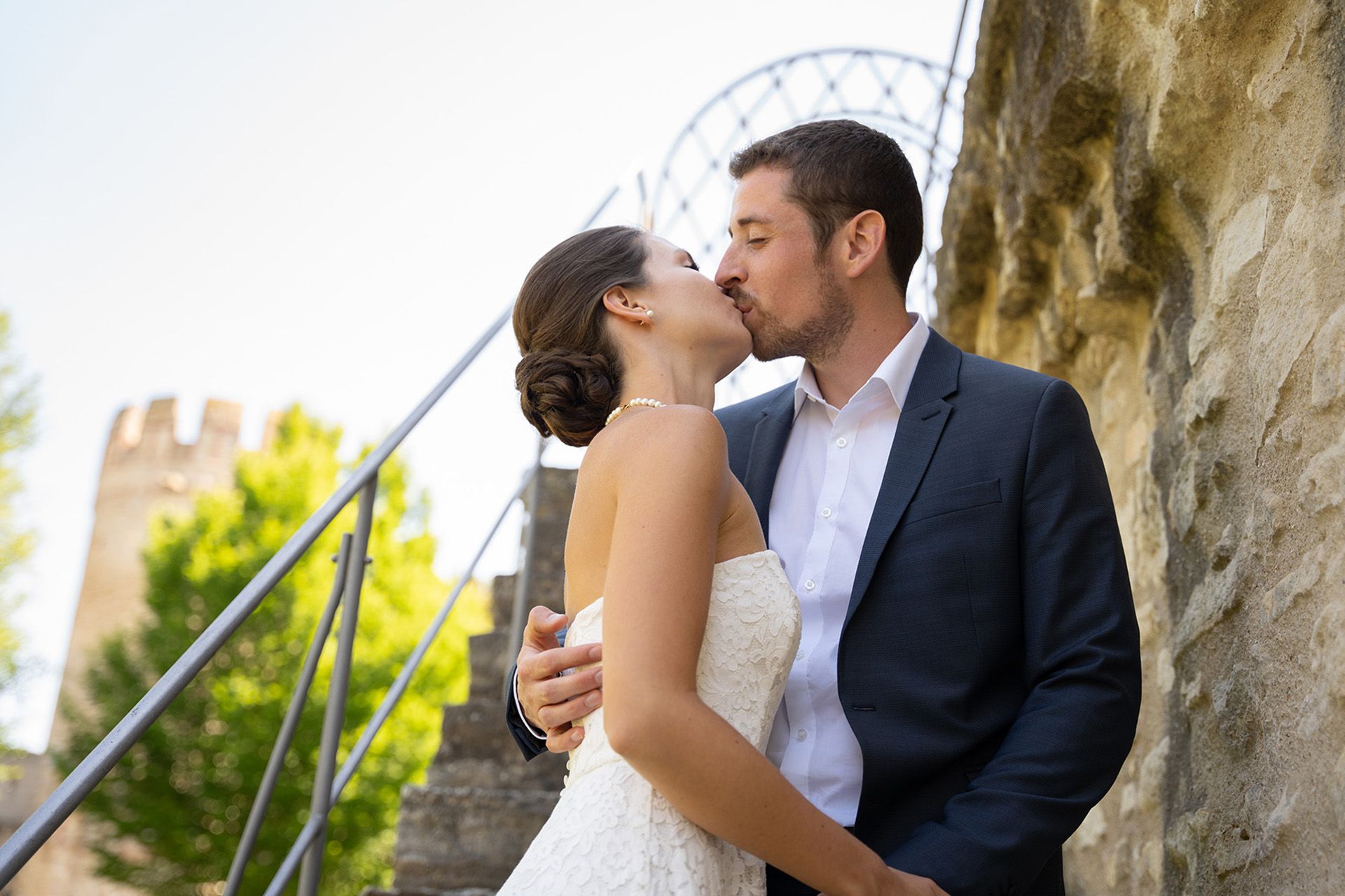 Hochzeitsfotograf Ingelheim, Brautpaar küsst sich auf den Mauern der Burgkirche für Hochzeitsfotos