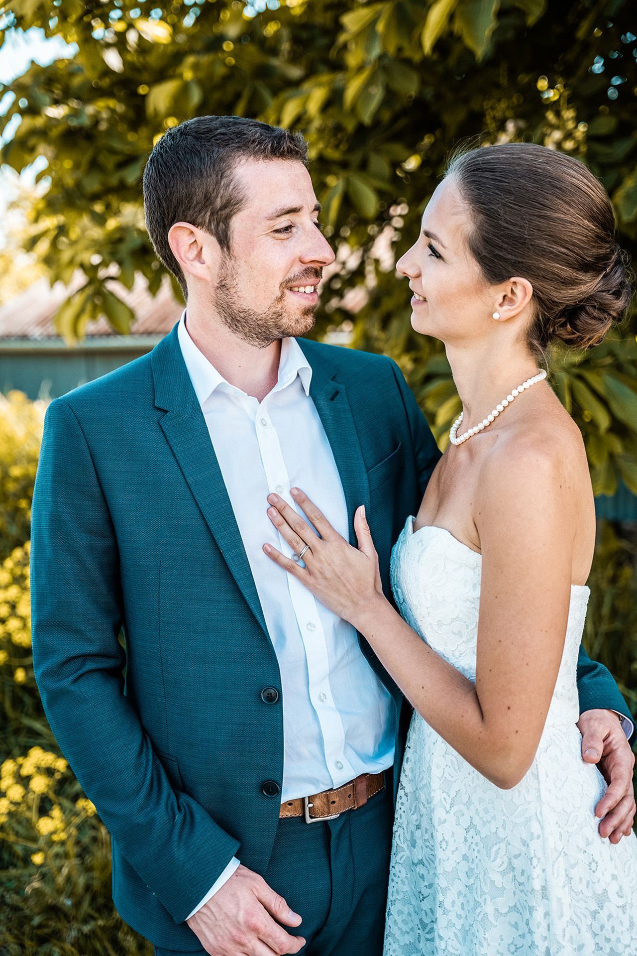Hochzeitsfotograf Ingelheim, Brautpaar steht in einem Feld und schaut sich innig für romantische Hochzeitsfotos an