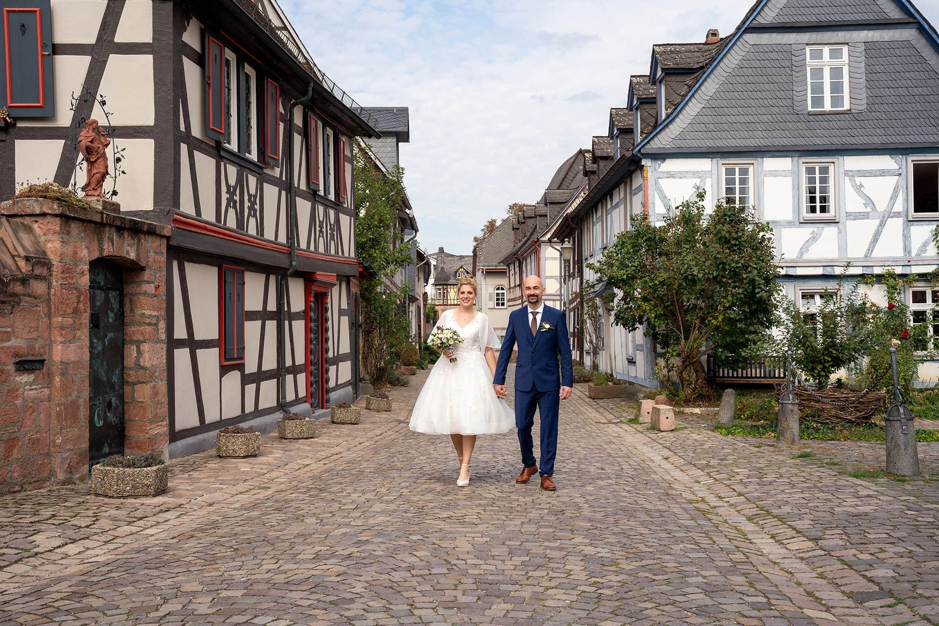 Brautpaar läuft auf Hochzeitsfotograf in Eltville zu