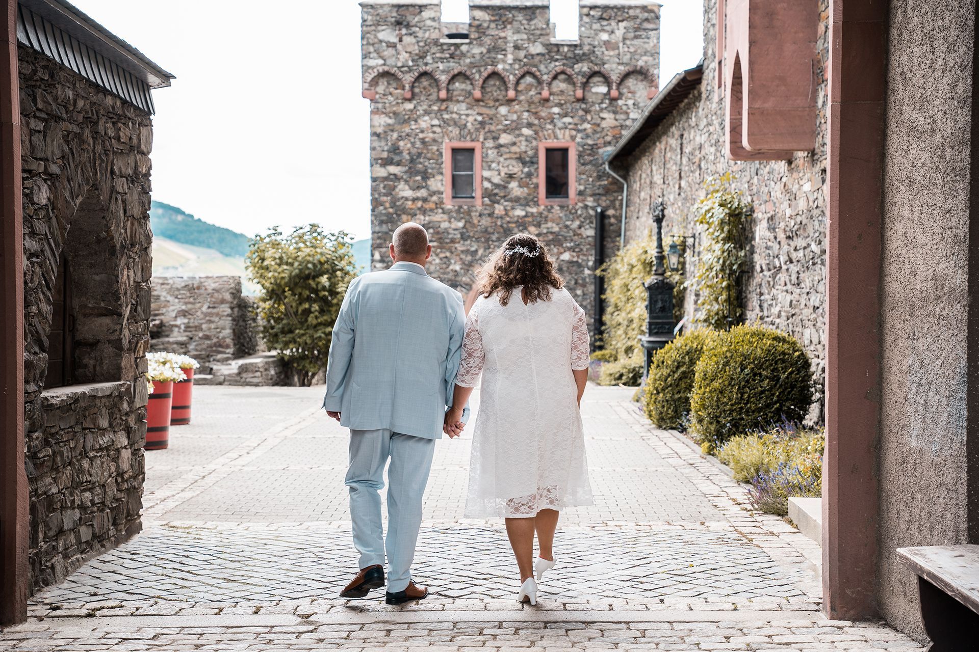Hochzeitsfotograf Burg Reichenstein, Brautpaar geht Hand in Hand