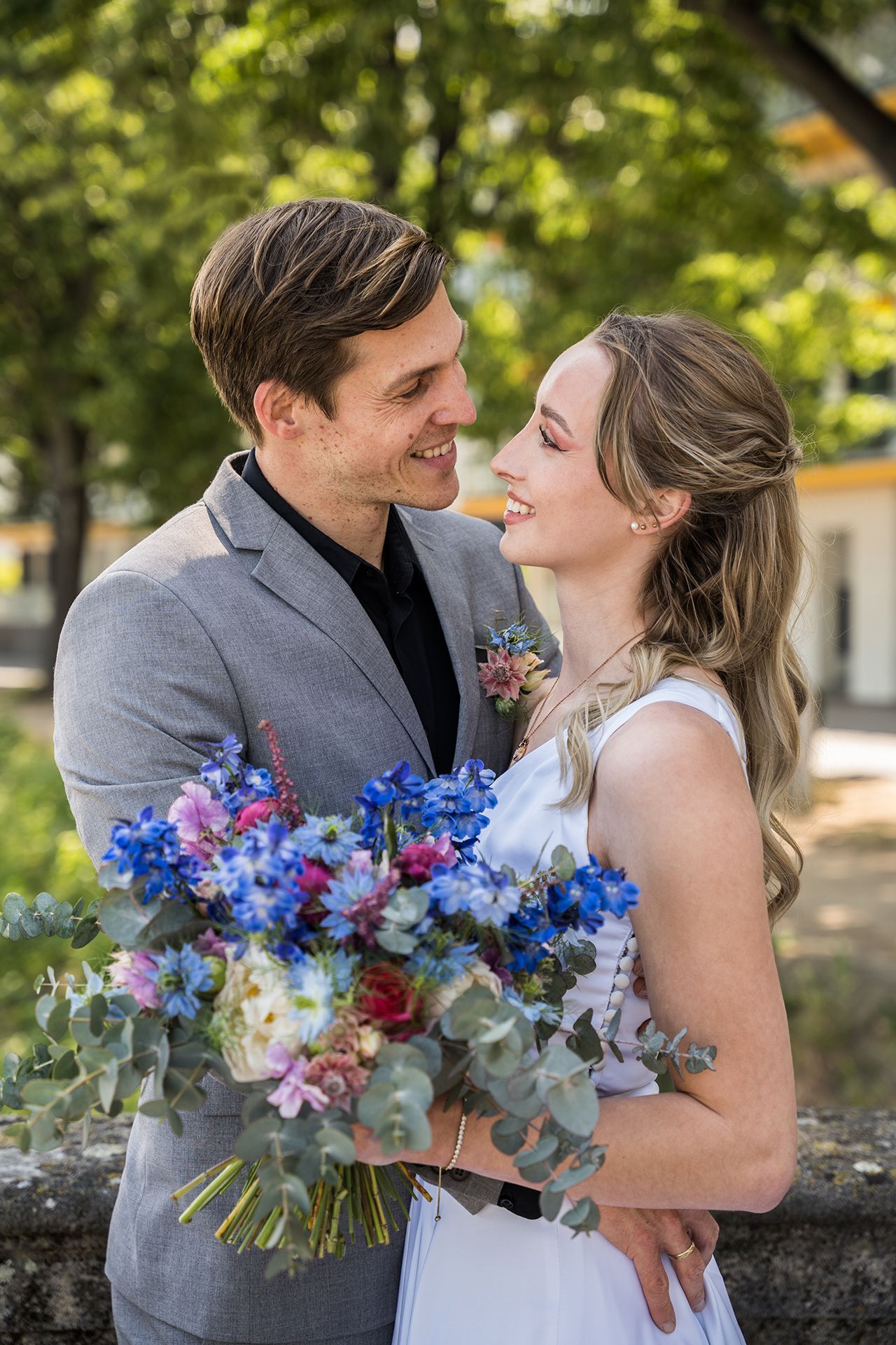 Brautpaar am Rheinufer Mainz für romantische Hochzeitsfotos