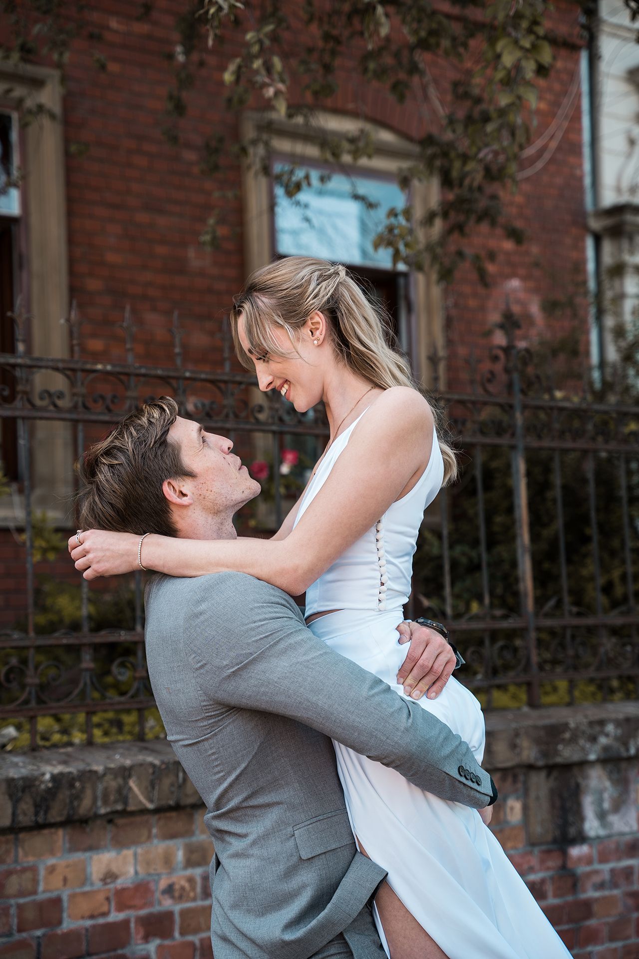 Braut und Bräutigam genießen einen romantischen Moment in der Mainzer Innenstadt während ihres Fotoshootings