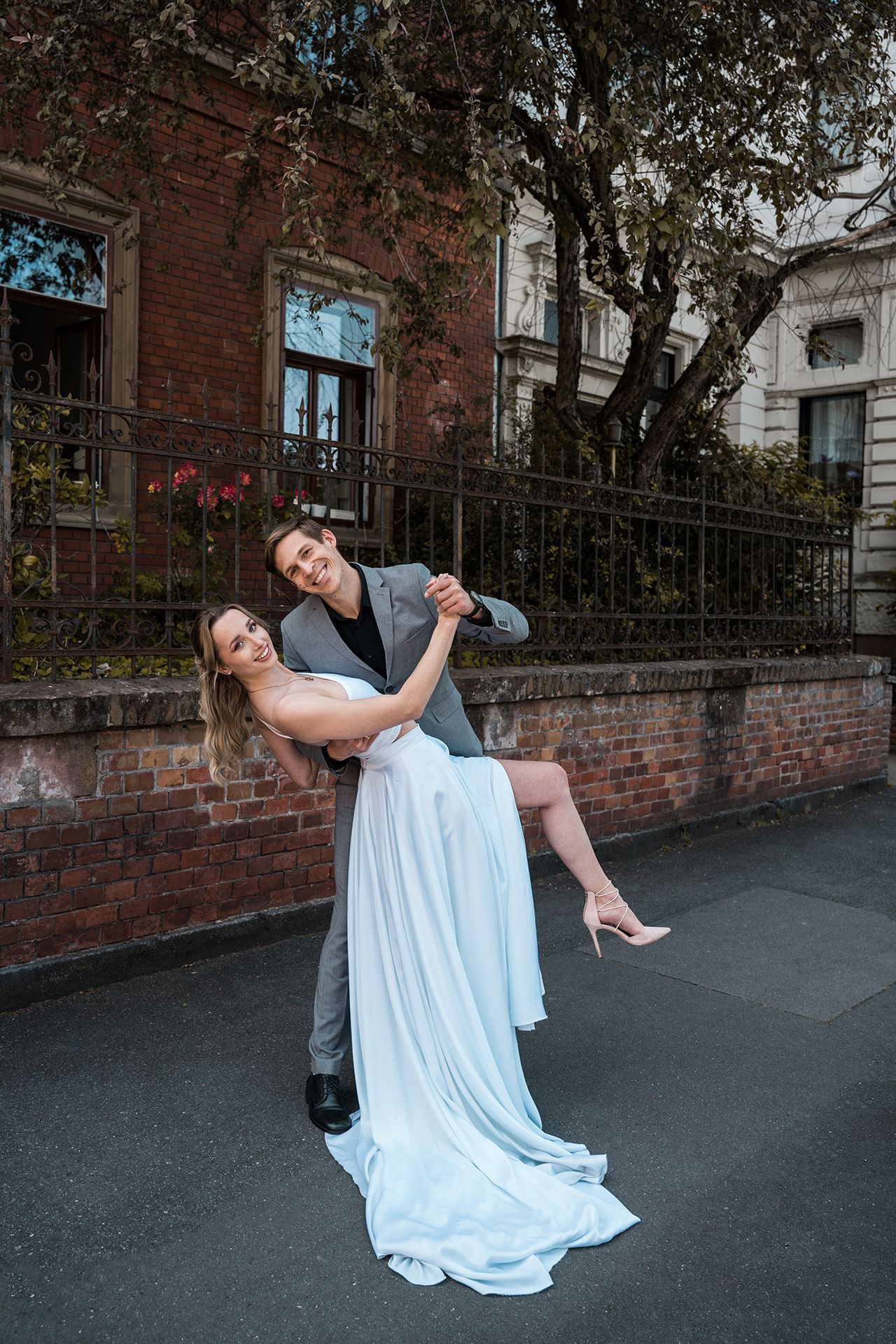 Fröhliches Brautpaar-Shooting in Mainz, das die Liebe und Freude des Paares perfekt einfängt