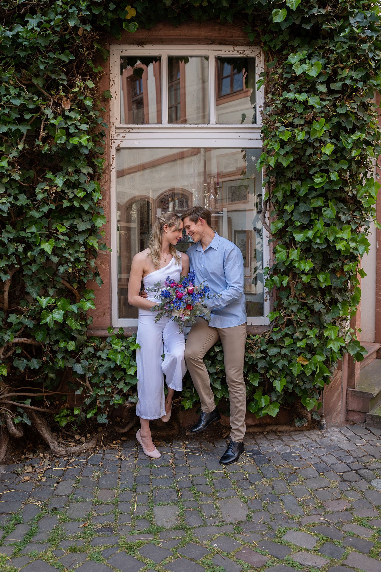 Romantisches Hochzeitsbild in der Mainzer Altstadt vor efeuumranktem Fenster