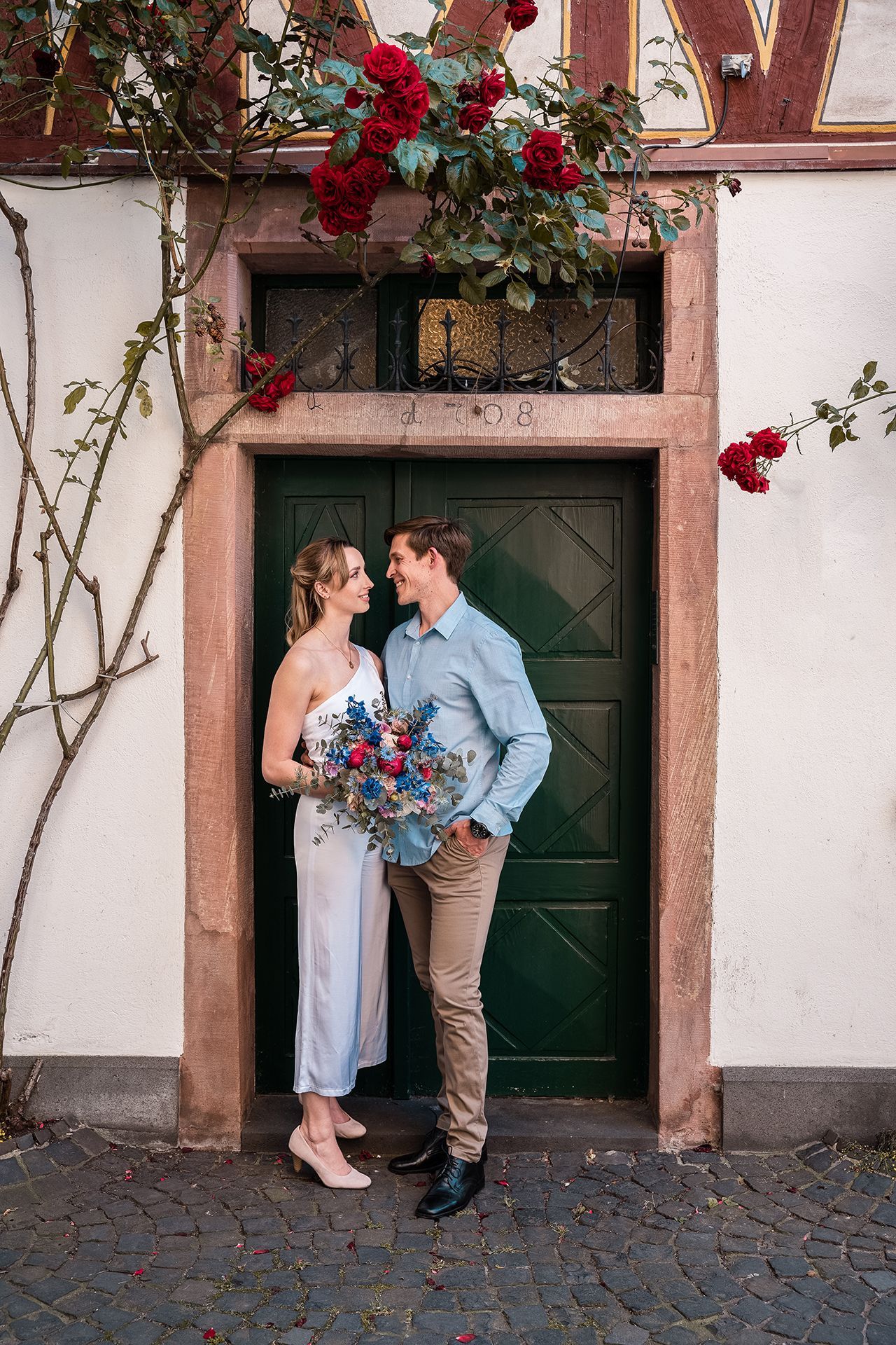 Brautpaar posiert für Hochzeitsfotos in malerischer Kulisse in Mainz