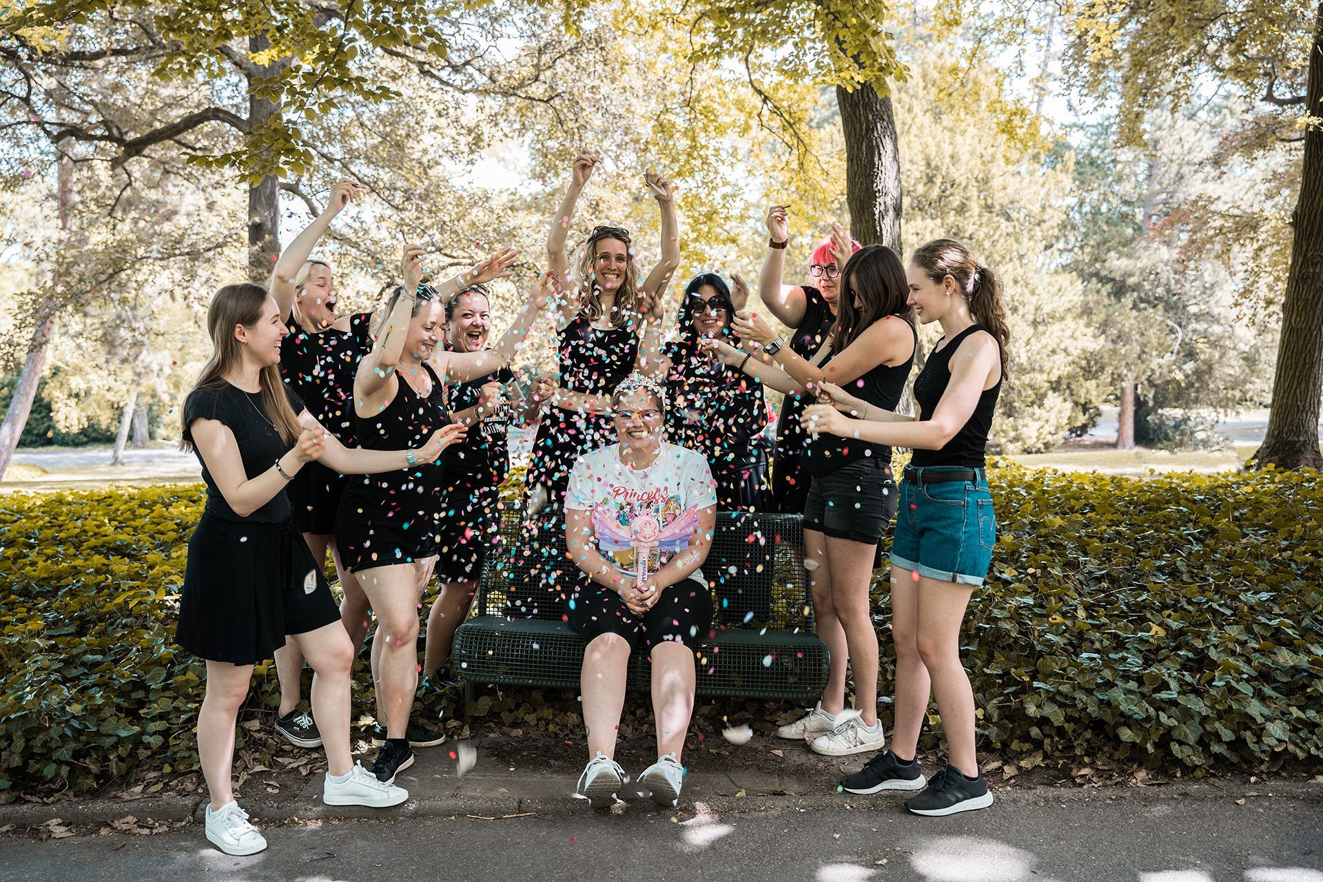Hen Party in Wiesbaden – Braut sitzt auf Bank, Konfetti fliegt durch die Luft