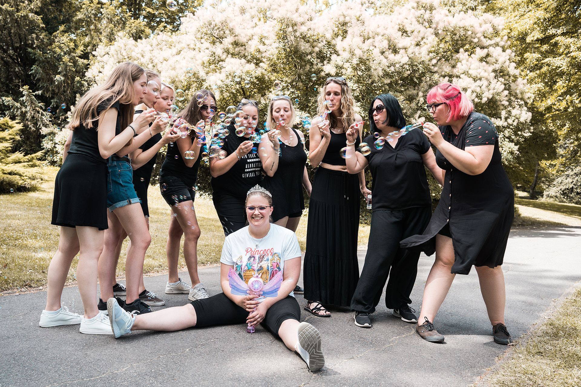 JGA Shooting in Mainz – Braut sitzt im Disney-T-Shirt, umgeben von Seifenblasen