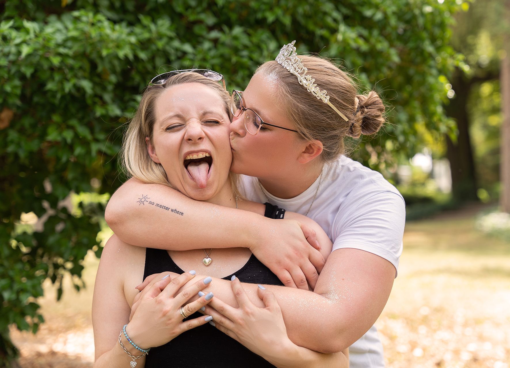 JGA Fotos in Mainz – Braut küsst Trauzeugin auf die Wange, Trauzeugin streckt Zunge raus