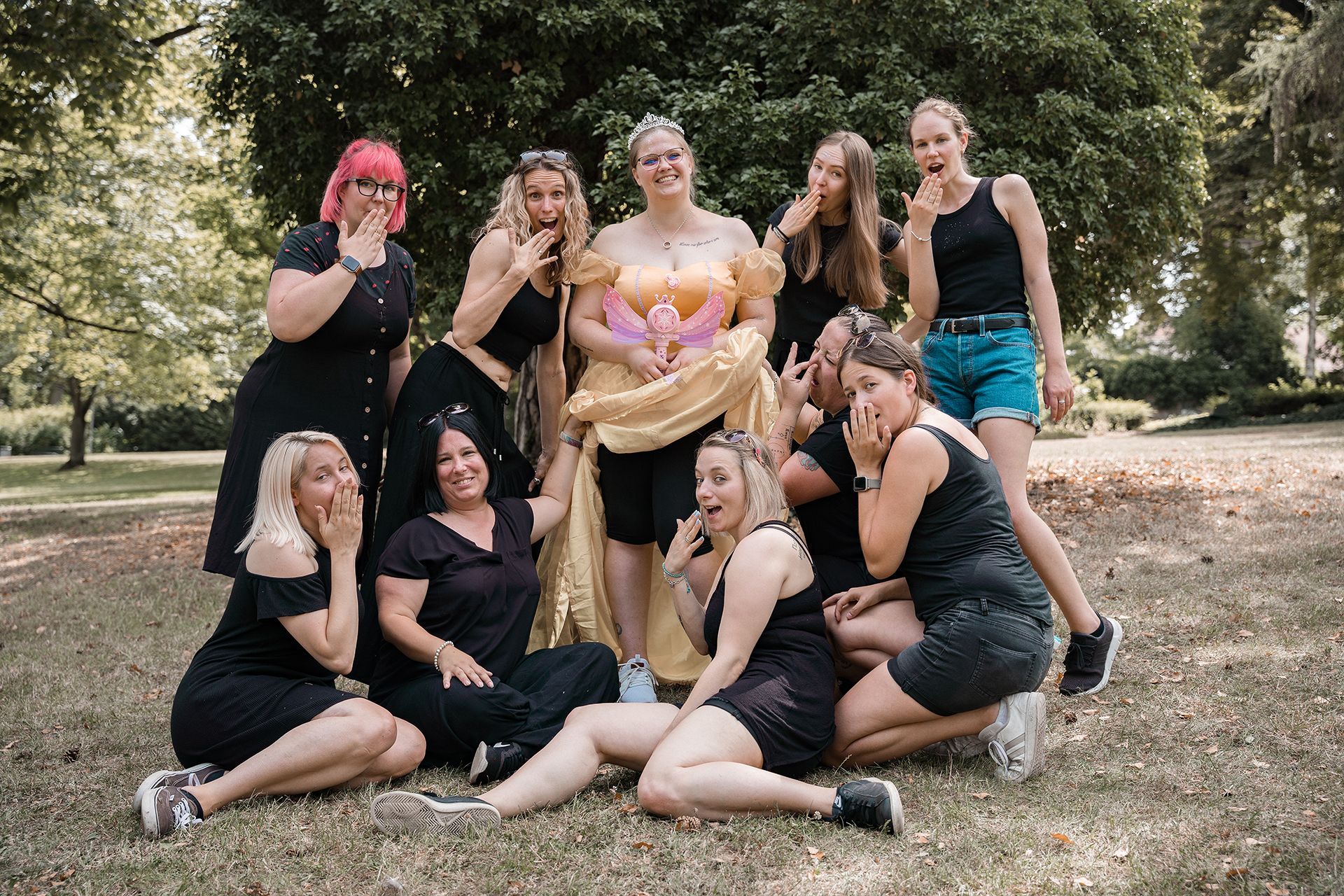 Lustiges JGA Shooting in Mainz – Braut im Belle Disney-Kostüm mit Mädels, erstaunte Blicke der Mädels