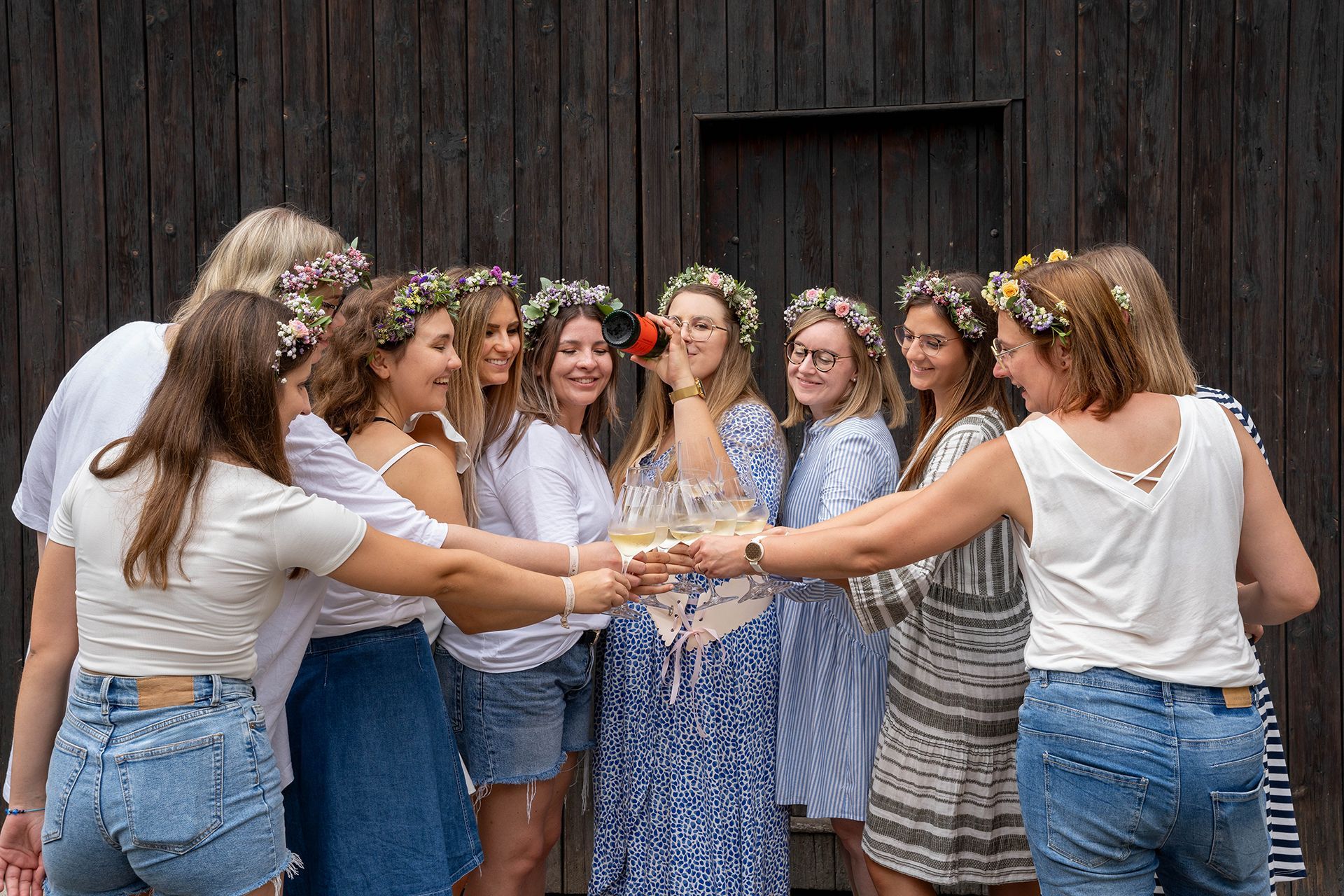 Braut trinkt aus Weinflasche beim JGA in Ingelheim, Mädels stoßen fröhlich an