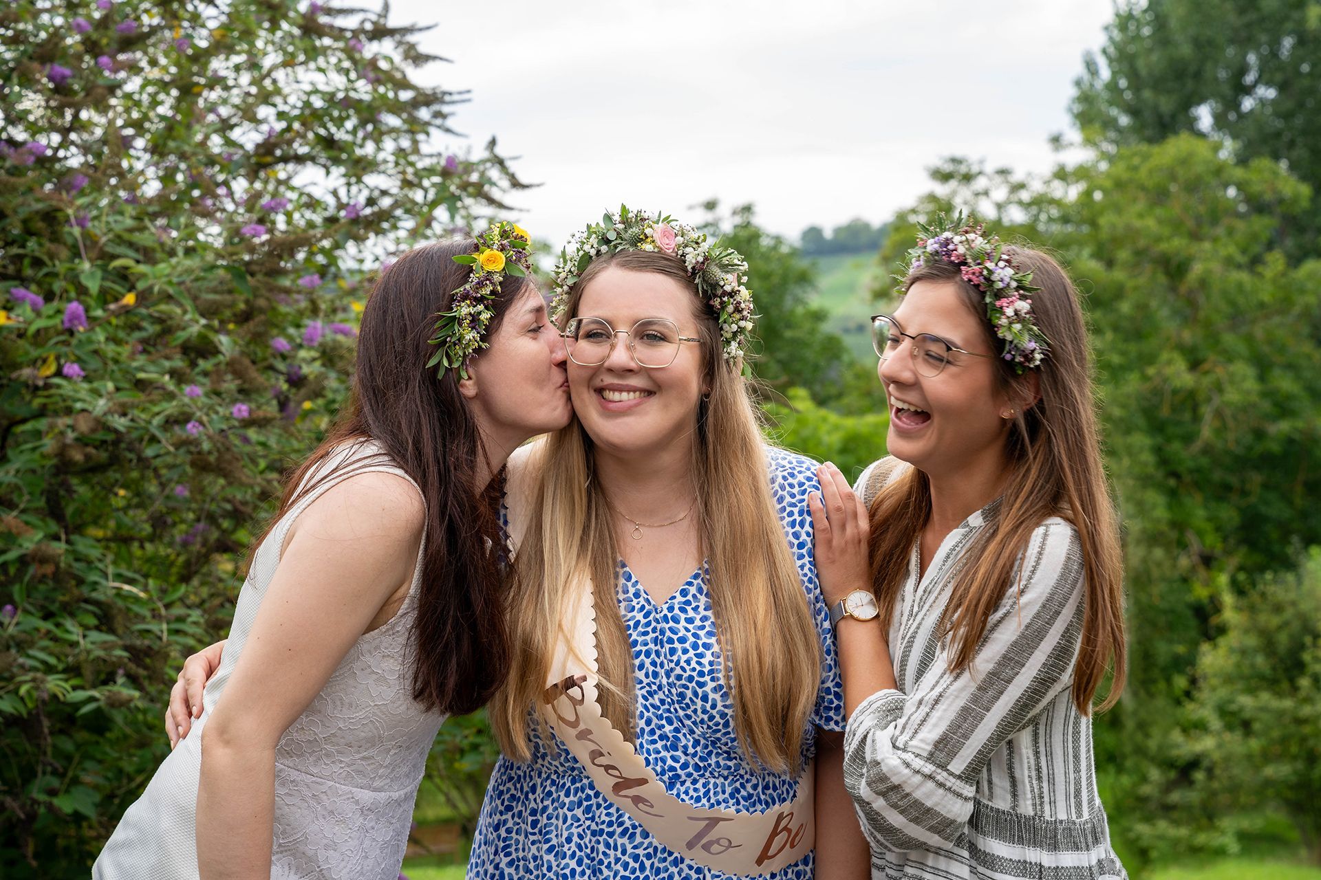 JGA Fotos in Mainz – Braut umarmt von Schwester und Freundin, beide voller Lachen
