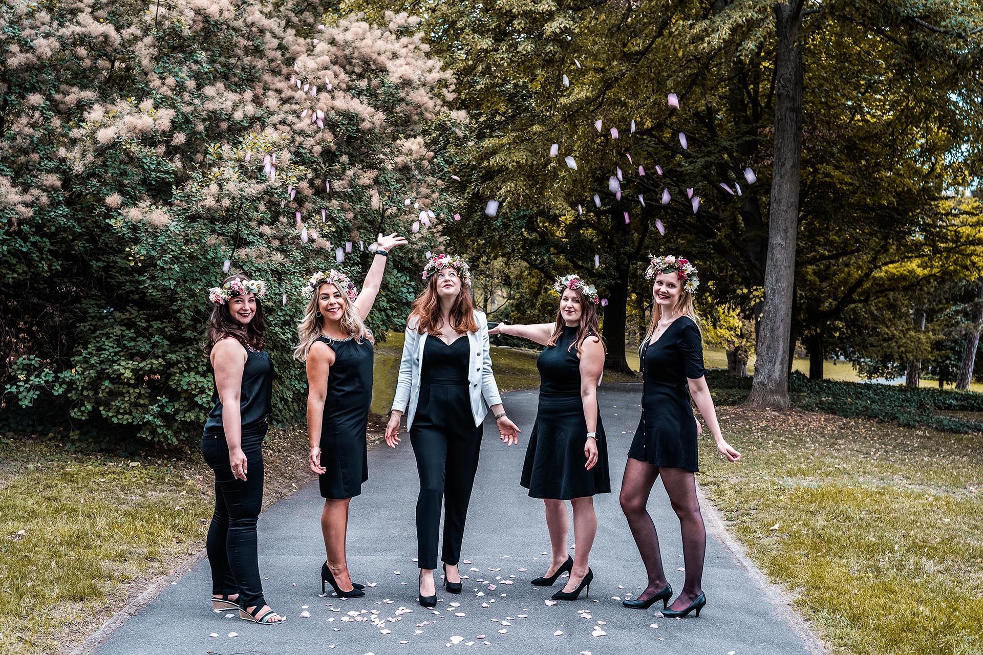 JGA Fotos in Mainz – Braut umgeben von Freundinnen, Blütenblätter regnen auf sie