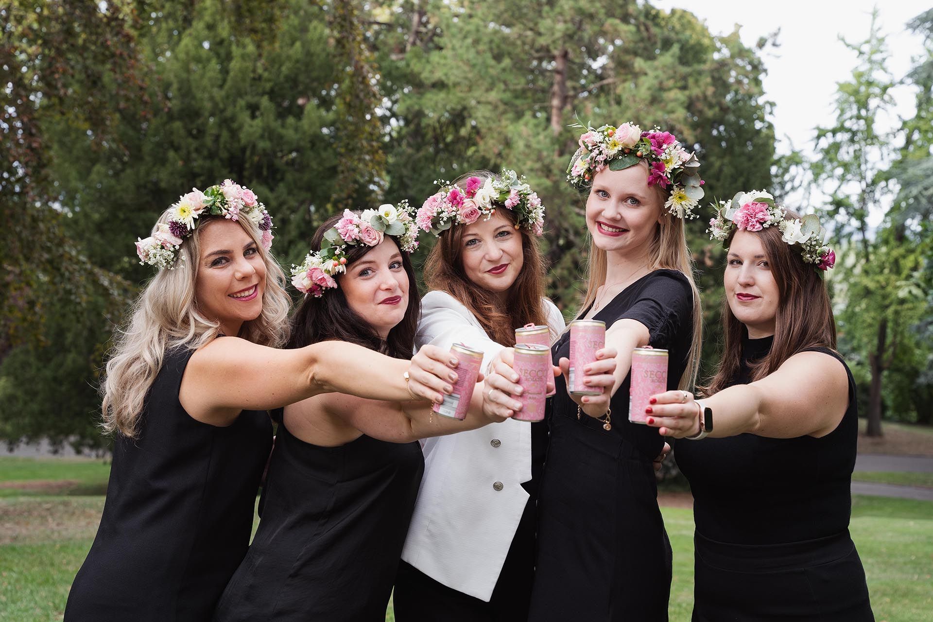 JGA Shooting in Ingelheim – Braut und Mädels stoßen mit rosa Prosecco-Dosen an