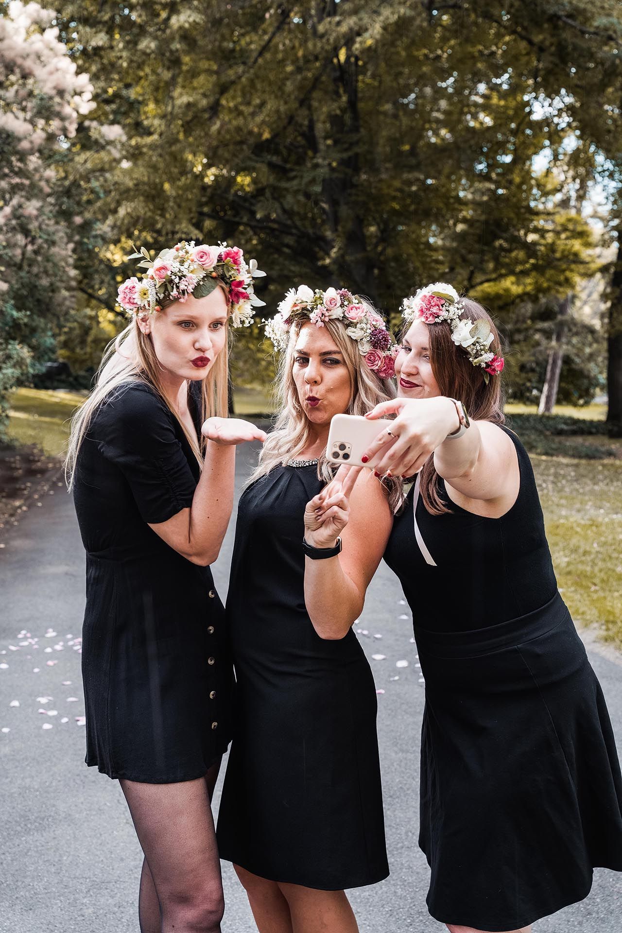 Hen Party in Wiesbaden – Mädels machen lustige Posen für Selfie beim JGA