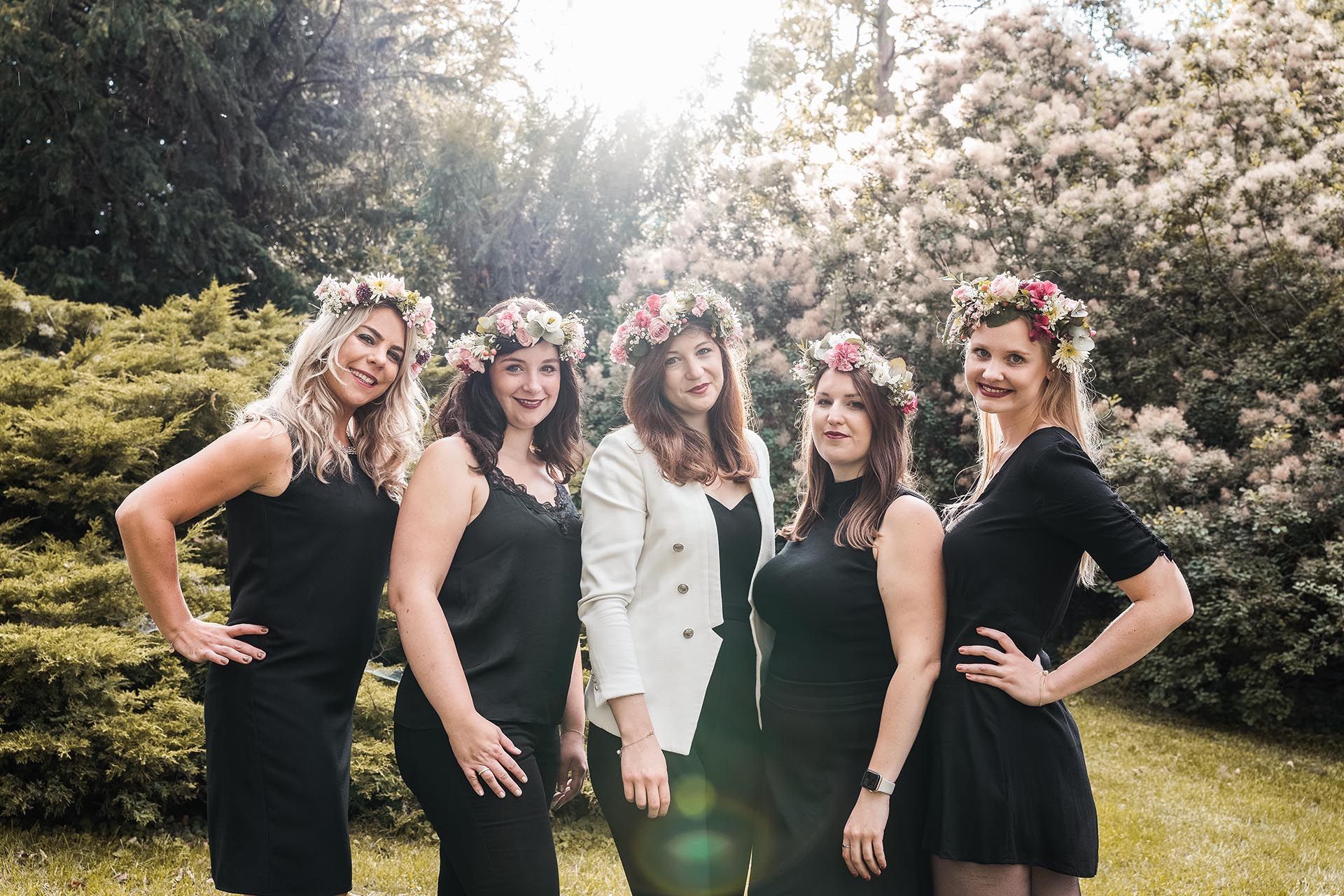 JGA Shooting in Mainz – Braut und Mädels mit Blumenkränzen im Sonnenlicht im Stadtpark