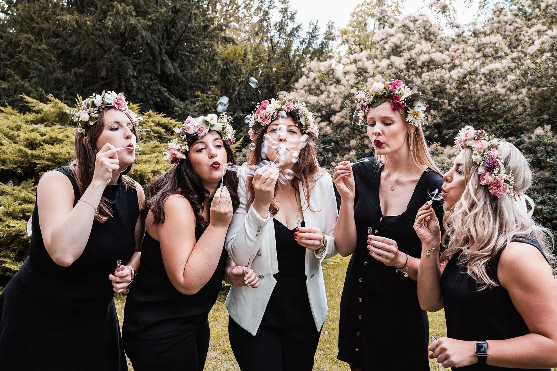 JGA Fotoshooting in Mainz, Mädelsgruppe pustet Seifenblasen Richtung der Kamera