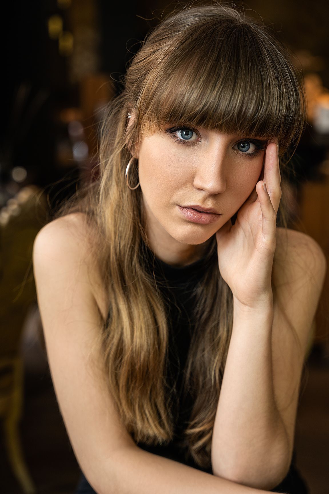 Porträt einer Frau in einem gemütlichen Café in Bad Kreuznach, natürliche Atmosphäre