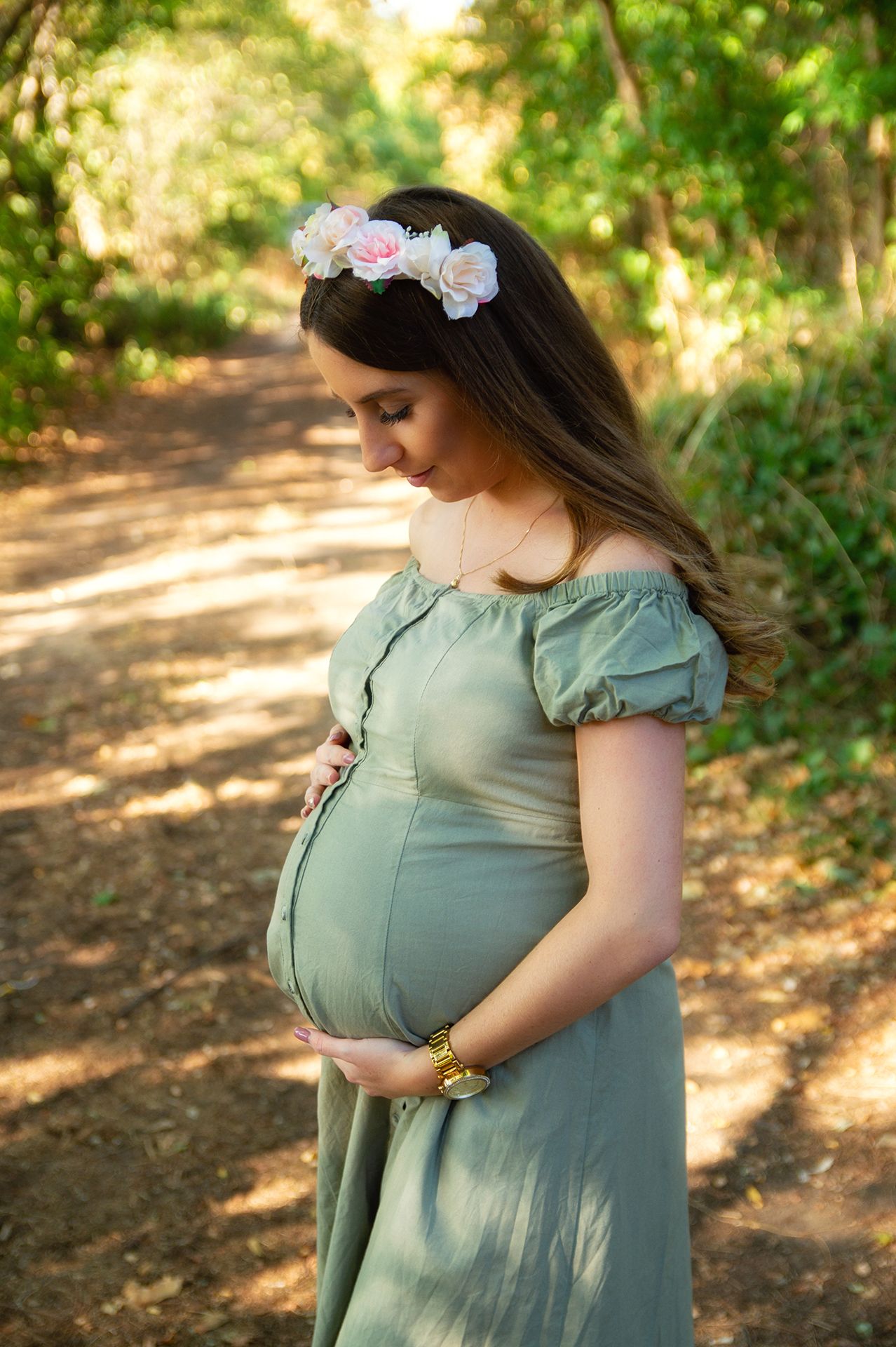 Glückliche Schwangere mit Babybauch und Blumenkranz im Haar in Wiesbaden
