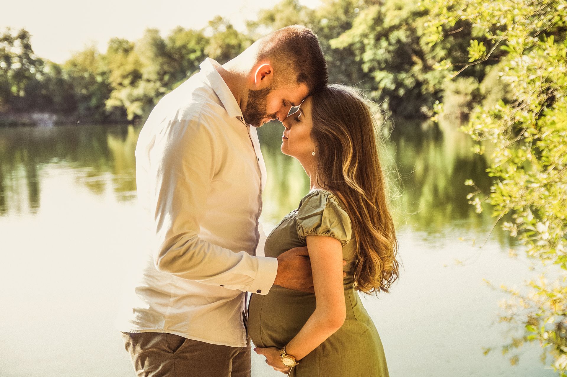 Schwangerschafts-Shooting in Mainz, Mann und schwangere Frau im Abendlicht am See, Babybauch sichtbar