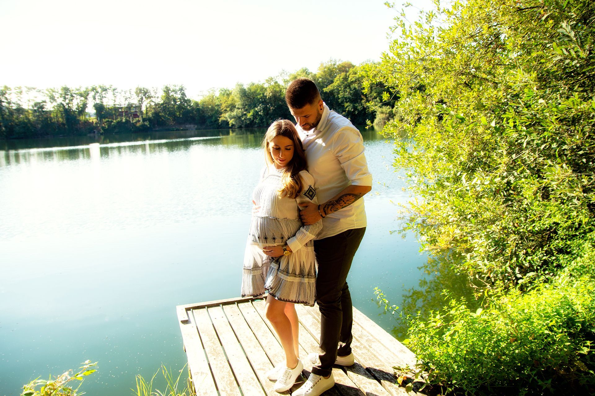 Babybauch Shooting am Wasser in Ingelheim – Paar in innigem Moment