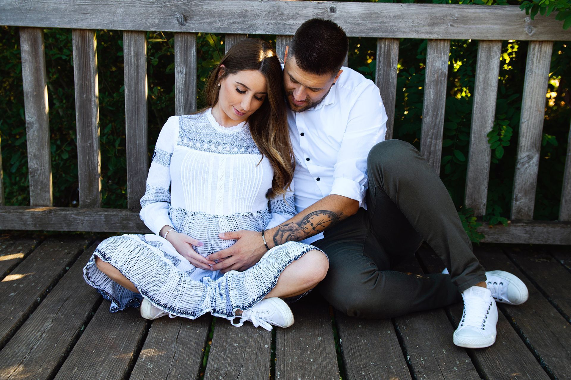 Schwangeres Paar auf Steg in Ingelheim – Hände verschränkt auf dem Babybauch